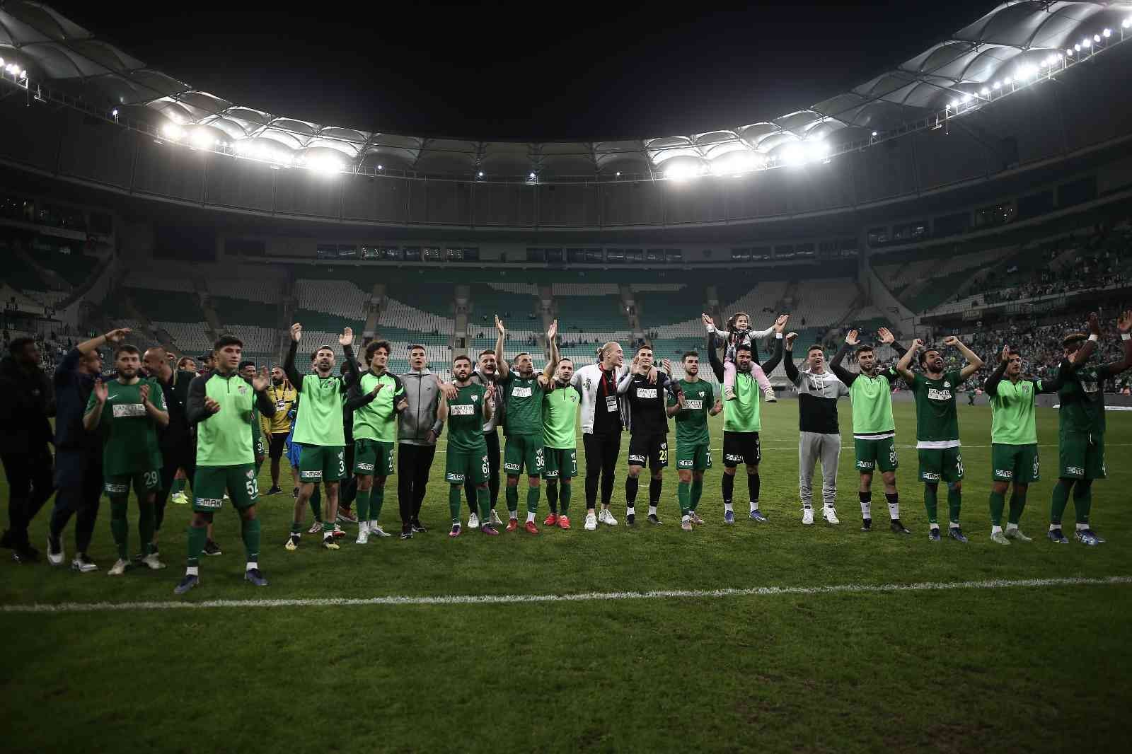 Spor Toto 1. Lig’in 31. haftasında Bursaspor, Kocaelispor’u ağırladı. Ev sahibi ekip, mücadeleyi 2-1 kazanarak puanını 31’e yükseltti. Maçtan ...