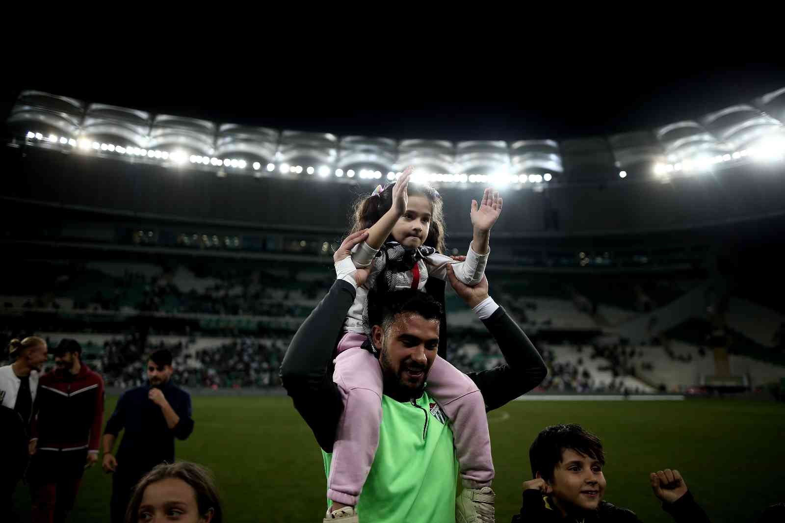 Spor Toto 1. Lig’in 31. haftasında Bursaspor, Kocaelispor’u ağırladı. Ev sahibi ekip, mücadeleyi 2-1 kazanarak puanını 31’e yükseltti. Maçtan ...