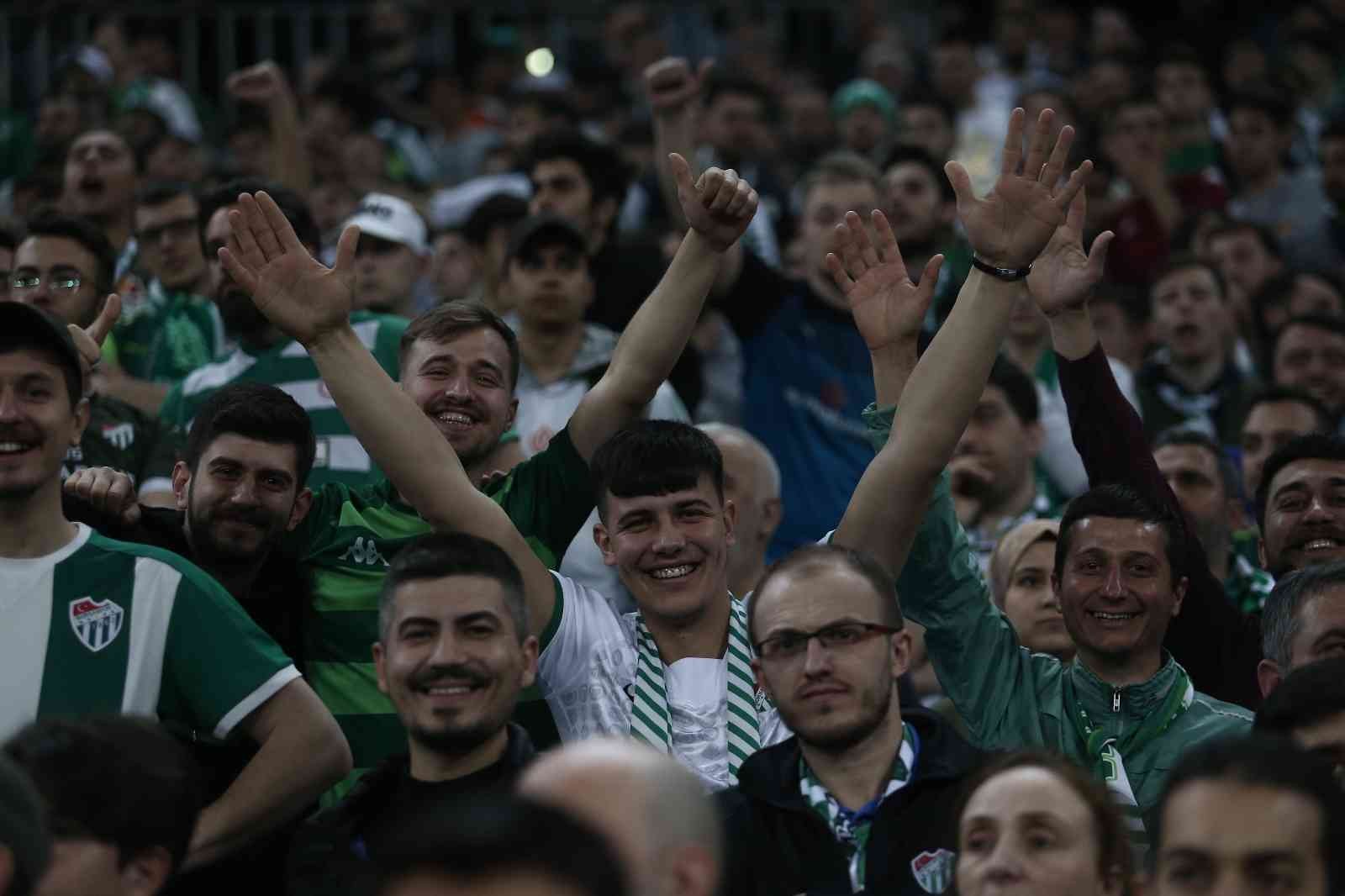 Spor Toto 1. Lig’in 31. haftasında Bursaspor, Kocaelispor’u ağırladı. Ev sahibi ekip, mücadeleyi 2-1 kazanarak puanını 31’e yükseltti. Maçtan ...