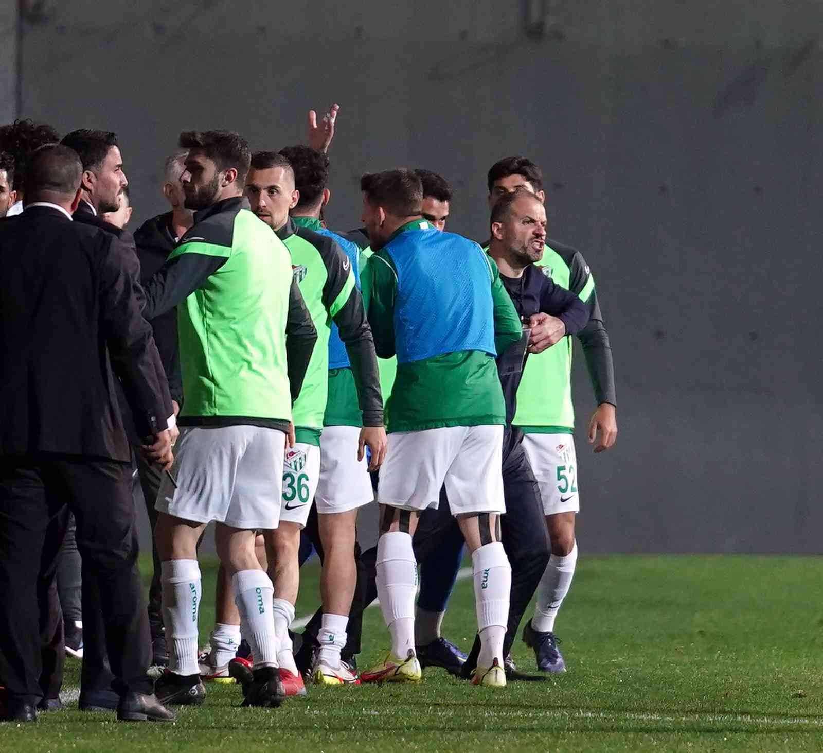 Spor Toto 1. Lig’in 32. haftasında İstanbulspor sahasında karşılaştığı Bursaspor’u 3-1 mağlup etti. Maçtan dakikalar 7. dakikada sağ kanattan ...