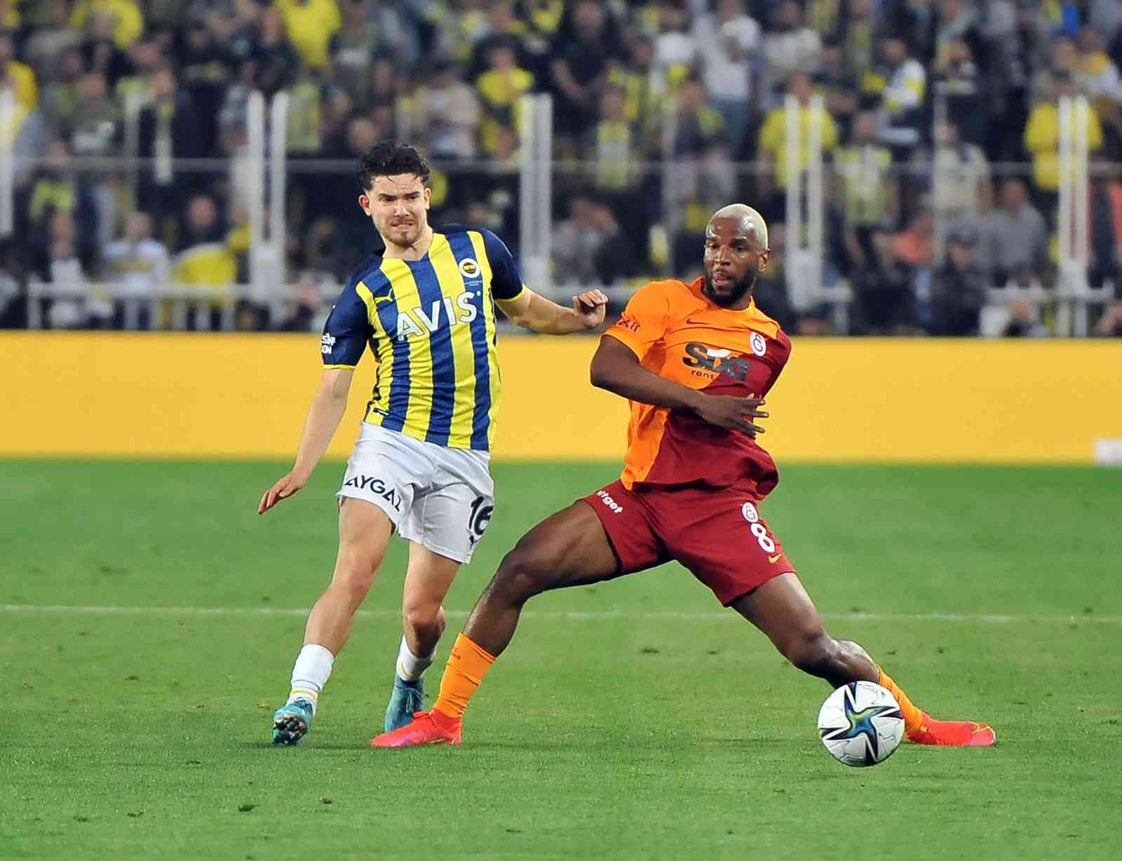 Süper Lig’in 32. haftasında Fenerbahçe, sahasında ezeli rakibi Galatasaray’ı konuk ediyor. Karşılamanın ilk yarısı ev sahibi ekibin 1-0’lık ...