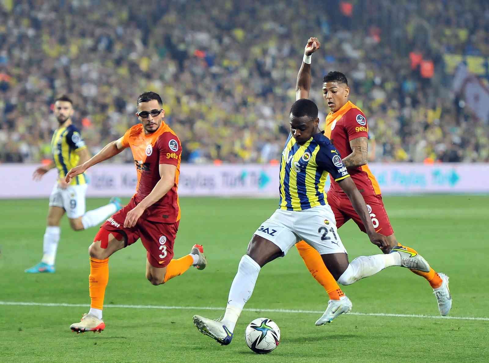 Süper Lig’in 32. haftasında Fenerbahçe, sahasında ezeli rakibi Galatasaray’ı konuk ediyor. Karşılamanın ilk yarısı ev sahibi ekibin 1-0’lık ...