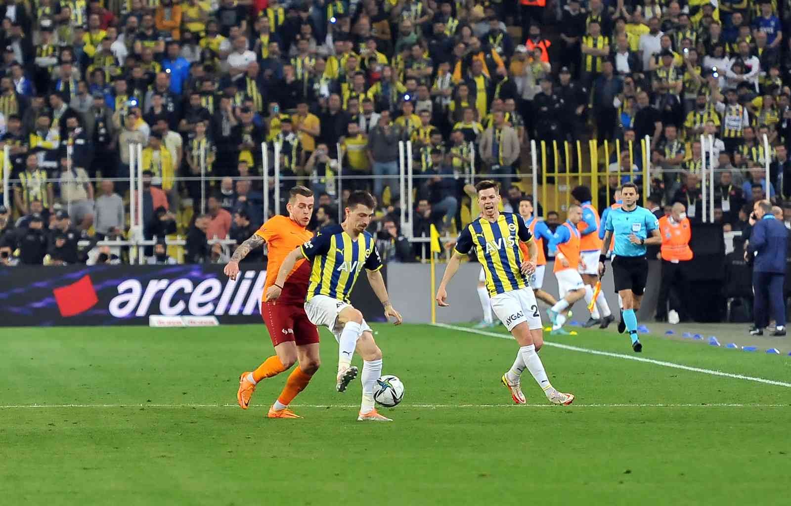 Süper Lig’in 32. haftasında Fenerbahçe, sahasında ezeli rakibi Galatasaray’ı konuk ediyor. Karşılamanın ilk yarısı ev sahibi ekibin 1-0’lık ...