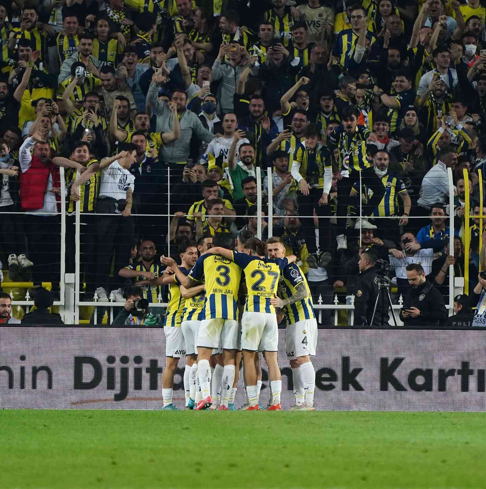 Süper Lig’in 32. haftasında Fenerbahçe, sahasında ezeli rakibi Galatasaray’ı konuk ediyor. Karşılamanın ilk yarısı ev sahibi ekibin 1-0’lık ...