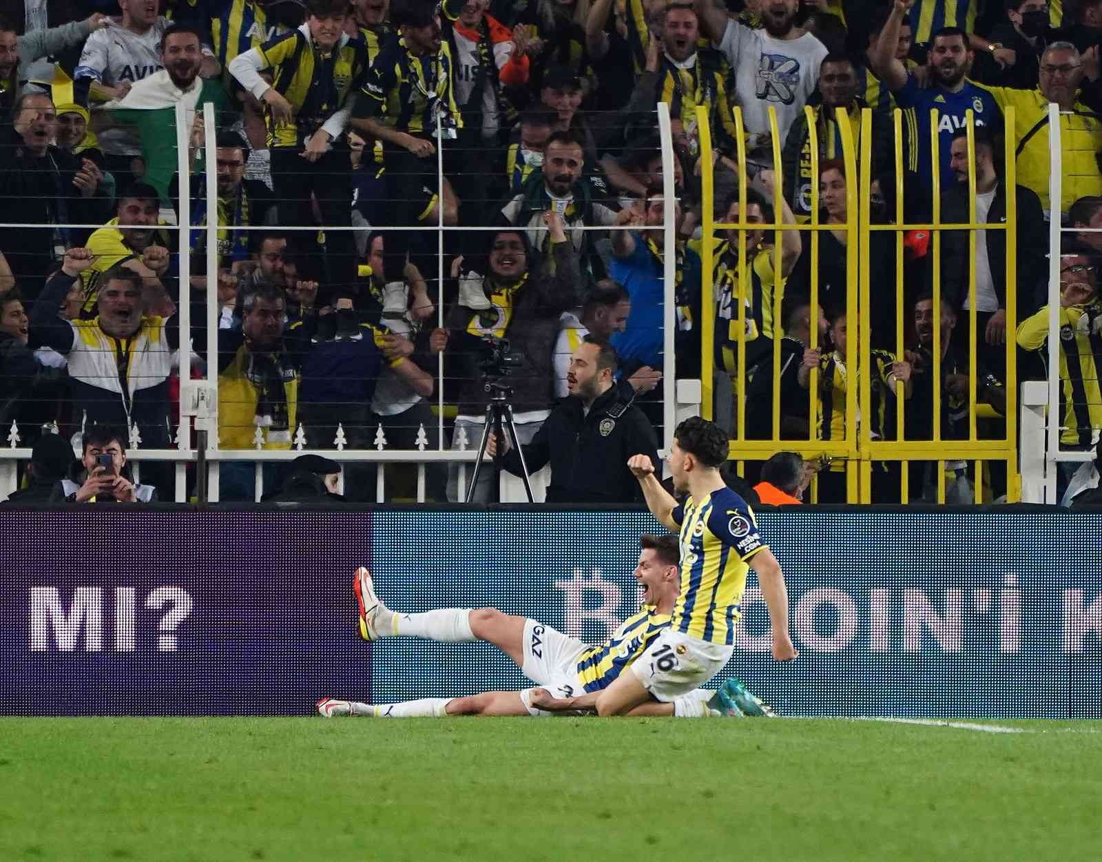 Süper Lig’in 32. haftasında Fenerbahçe, sahasında ezeli rakibi Galatasaray’ı konuk ediyor. Karşılamanın ilk yarısı ev sahibi ekibin 1-0’lık ...