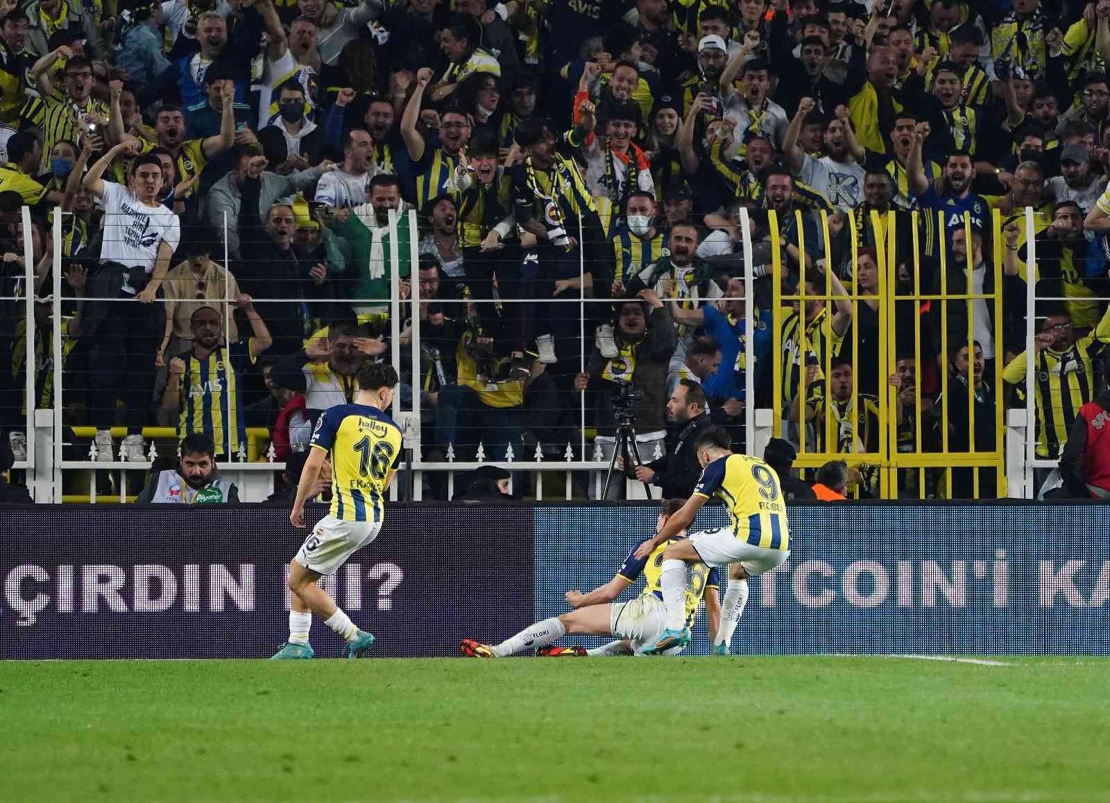 Süper Lig’in 32. haftasında Fenerbahçe, sahasında ezeli rakibi Galatasaray’ı konuk ediyor. Karşılamanın ilk yarısı ev sahibi ekibin 1-0’lık ...