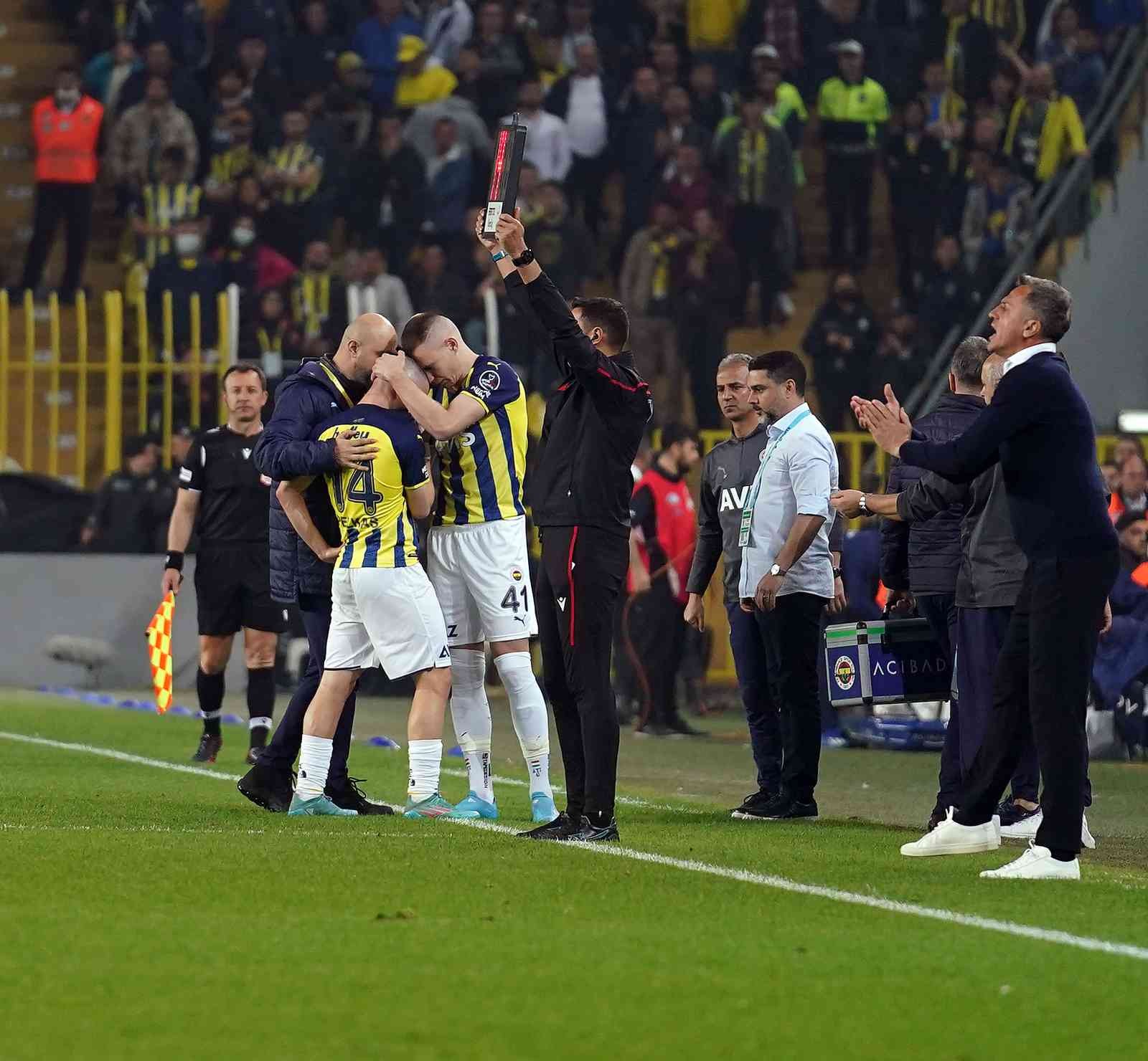 Spor Toto Süper Lig’in 33. haftasında Fenerbahçe sahasında Göztepe ile karşılaşıyor. Mücadelenin ilk yarısı sarı-lacivertlilerin 1-0’lık ...