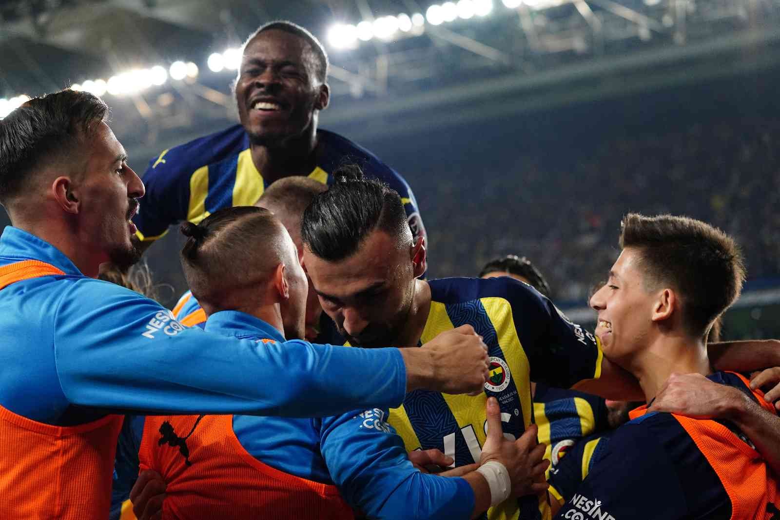 Spor Toto Süper Lig’in 32. haftasında Fenerbahçe, sahasında ezeli rakibi Galatasaray’ı konuk etti. Sarı-lacivertliler sahadan 2-0’lık galibiyetle ...