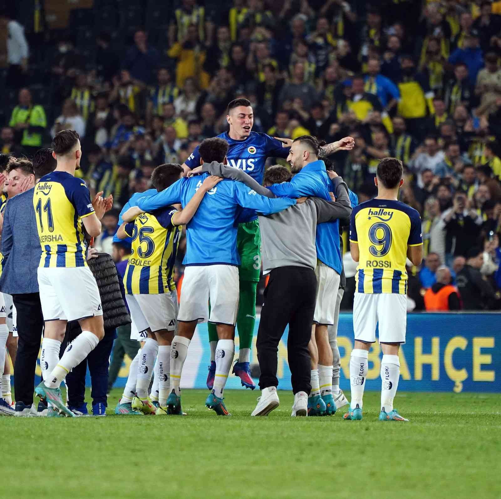 Spor Toto Süper Lig’in 32. haftasında Fenerbahçe, sahasında ezeli rakibi Galatasaray’ı konuk etti. Sarı-lacivertliler sahadan 2-0’lık galibiyetle ...