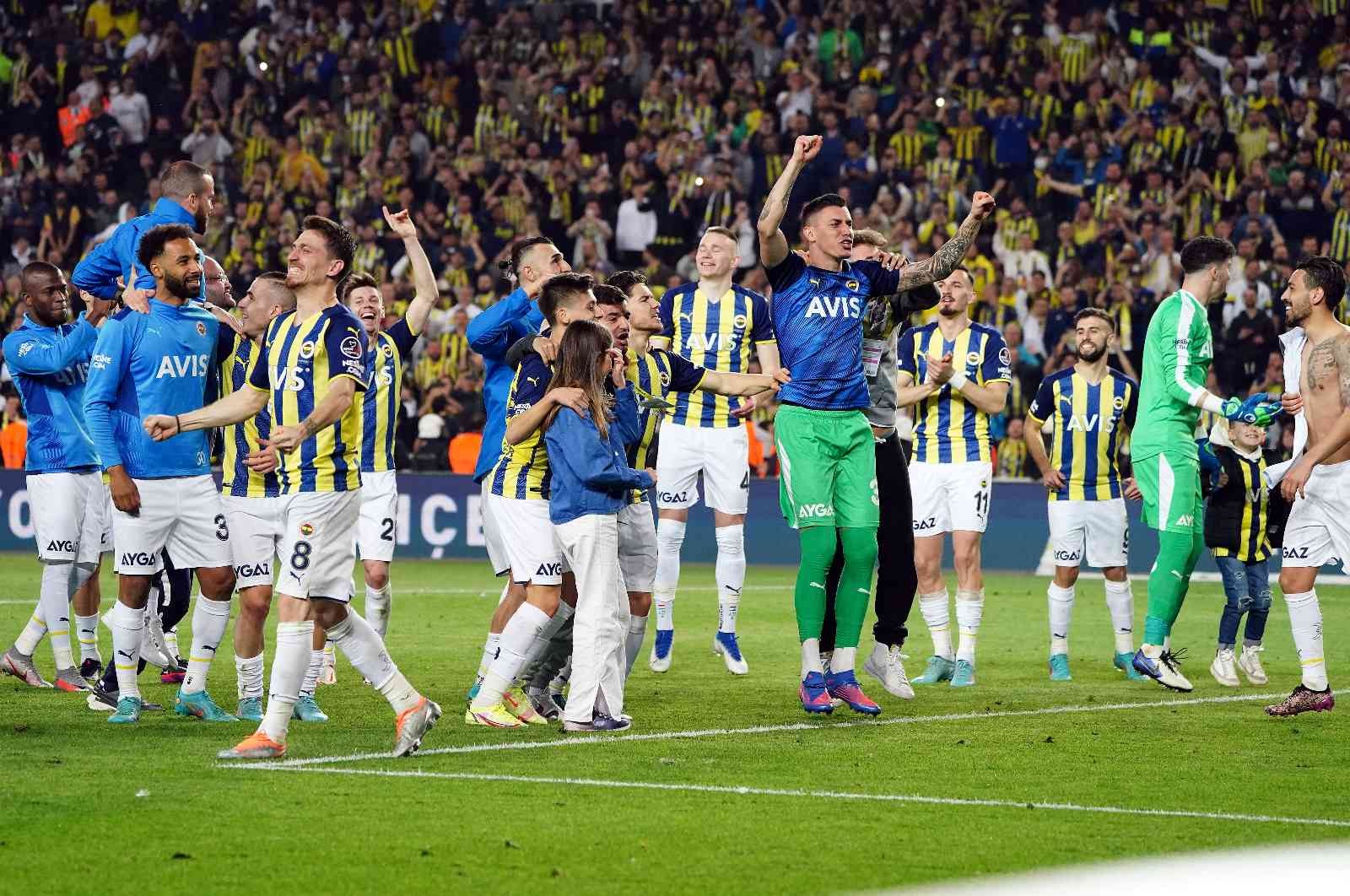 Spor Toto Süper Lig’in 32. haftasında Fenerbahçe, sahasında ezeli rakibi Galatasaray’ı konuk etti. Sarı-lacivertliler sahadan 2-0’lık galibiyetle ...