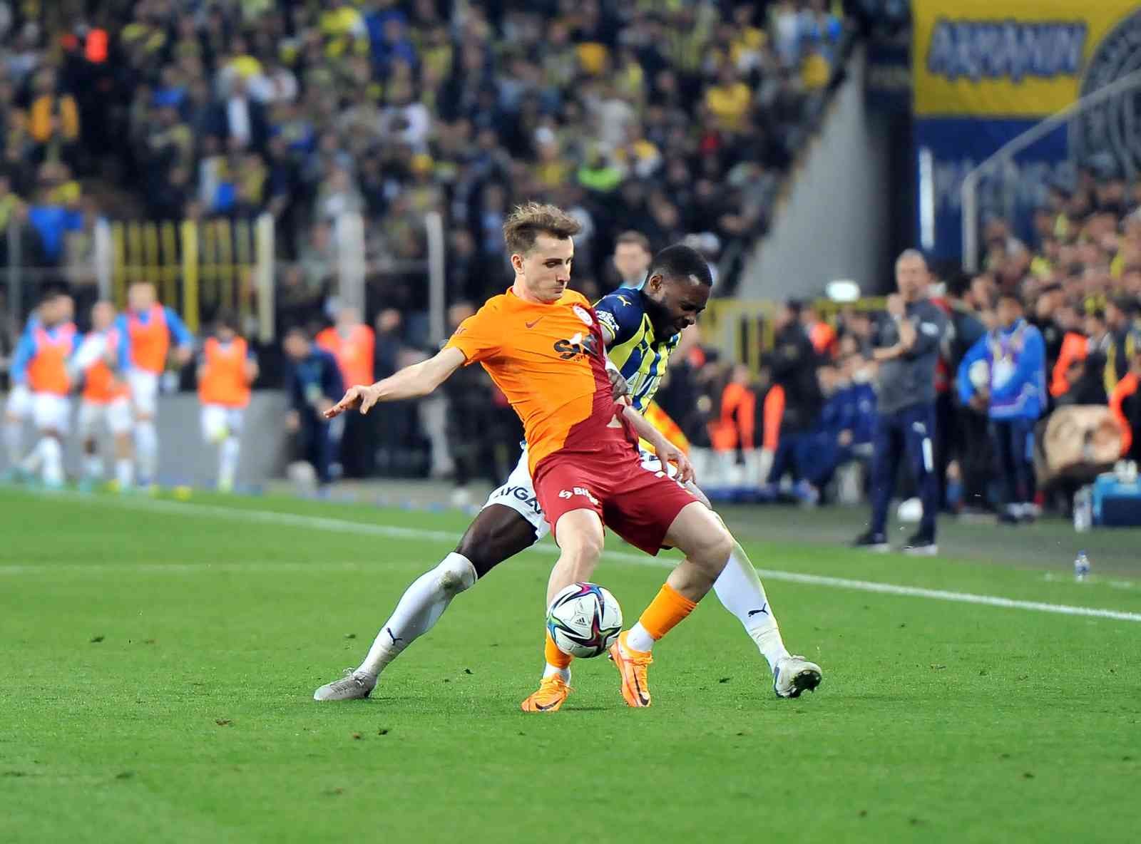 Spor Toto Süper Lig’in 32. haftasında Fenerbahçe, sahasında ezeli rakibi Galatasaray’ı konuk etti. Sarı-lacivertliler sahadan 2-0’lık galibiyetle ...