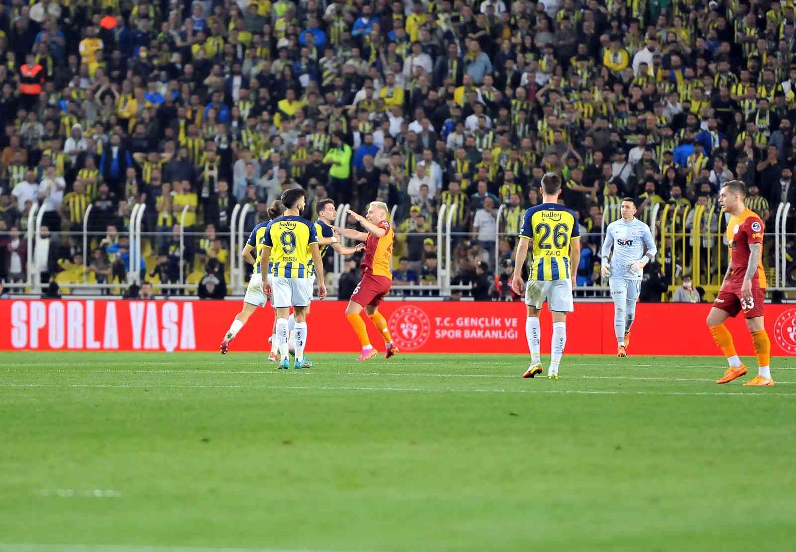 Spor Toto Süper Lig’in 32. haftasında Fenerbahçe, sahasında ezeli rakibi Galatasaray’ı konuk etti. Sarı-lacivertliler sahadan 2-0’lık galibiyetle ...