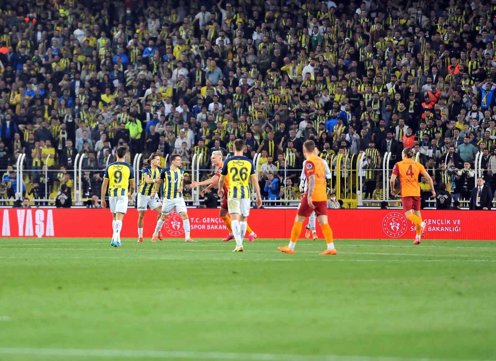 Spor Toto Süper Lig’in 32. haftasında Fenerbahçe, sahasında ezeli rakibi Galatasaray’ı konuk etti. Sarı-lacivertliler sahadan 2-0’lık galibiyetle ...