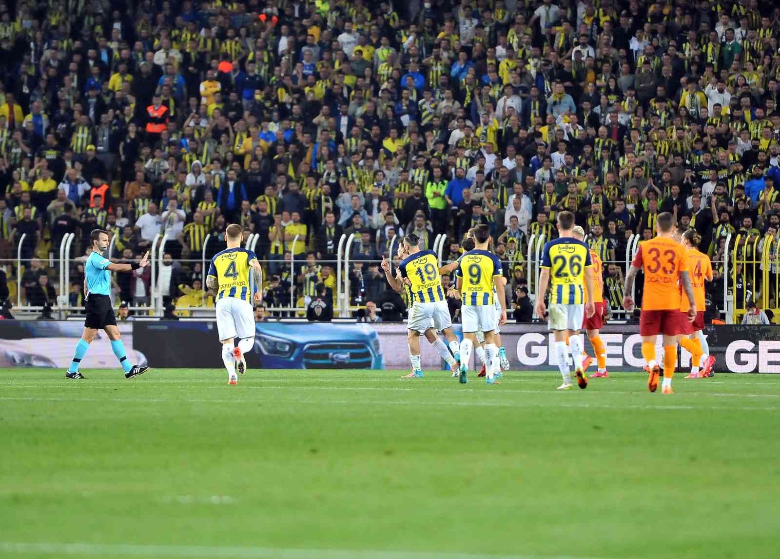 Spor Toto Süper Lig’in 32. haftasında Fenerbahçe, sahasında ezeli rakibi Galatasaray’ı konuk etti. Sarı-lacivertliler sahadan 2-0’lık galibiyetle ...