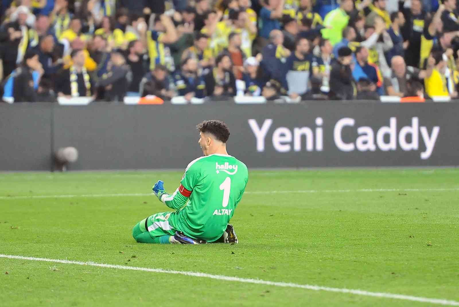 Spor Toto Süper Lig’in 32. haftasında Fenerbahçe, sahasında ezeli rakibi Galatasaray’ı konuk etti. Sarı-lacivertliler sahadan 2-0’lık galibiyetle ...