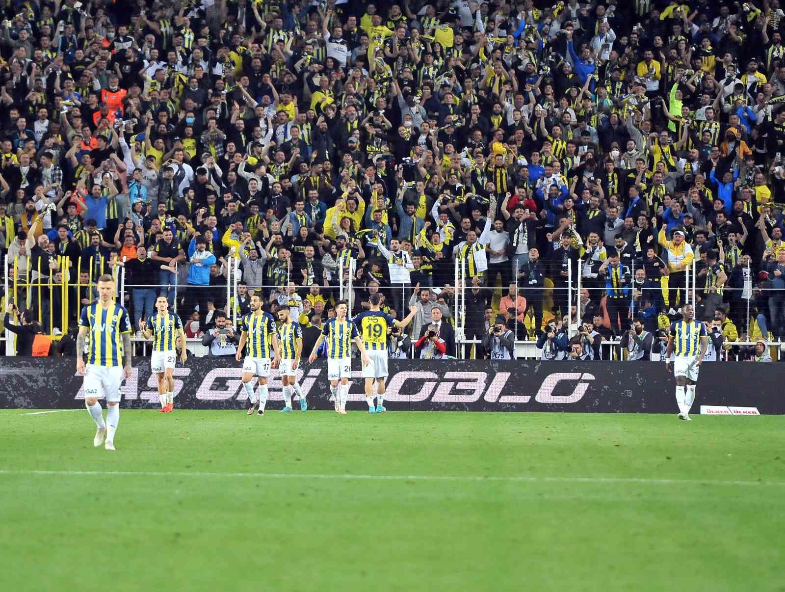 Spor Toto Süper Lig’in 32. haftasında Fenerbahçe, sahasında ezeli rakibi Galatasaray’ı konuk etti. Sarı-lacivertliler sahadan 2-0’lık galibiyetle ...