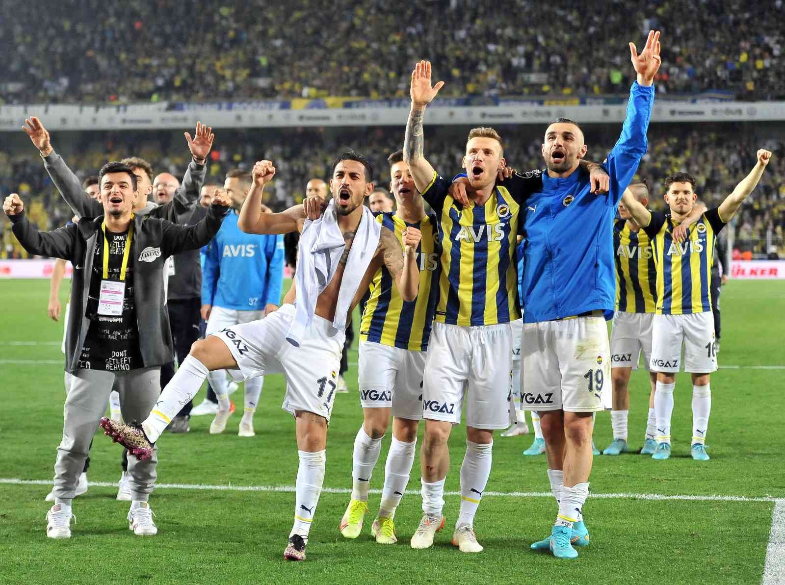 Spor Toto Süper Lig’in 32. haftasında Fenerbahçe, sahasında ezeli rakibi Galatasaray’ı konuk etti. Sarı-lacivertliler sahadan 2-0’lık galibiyetle ...