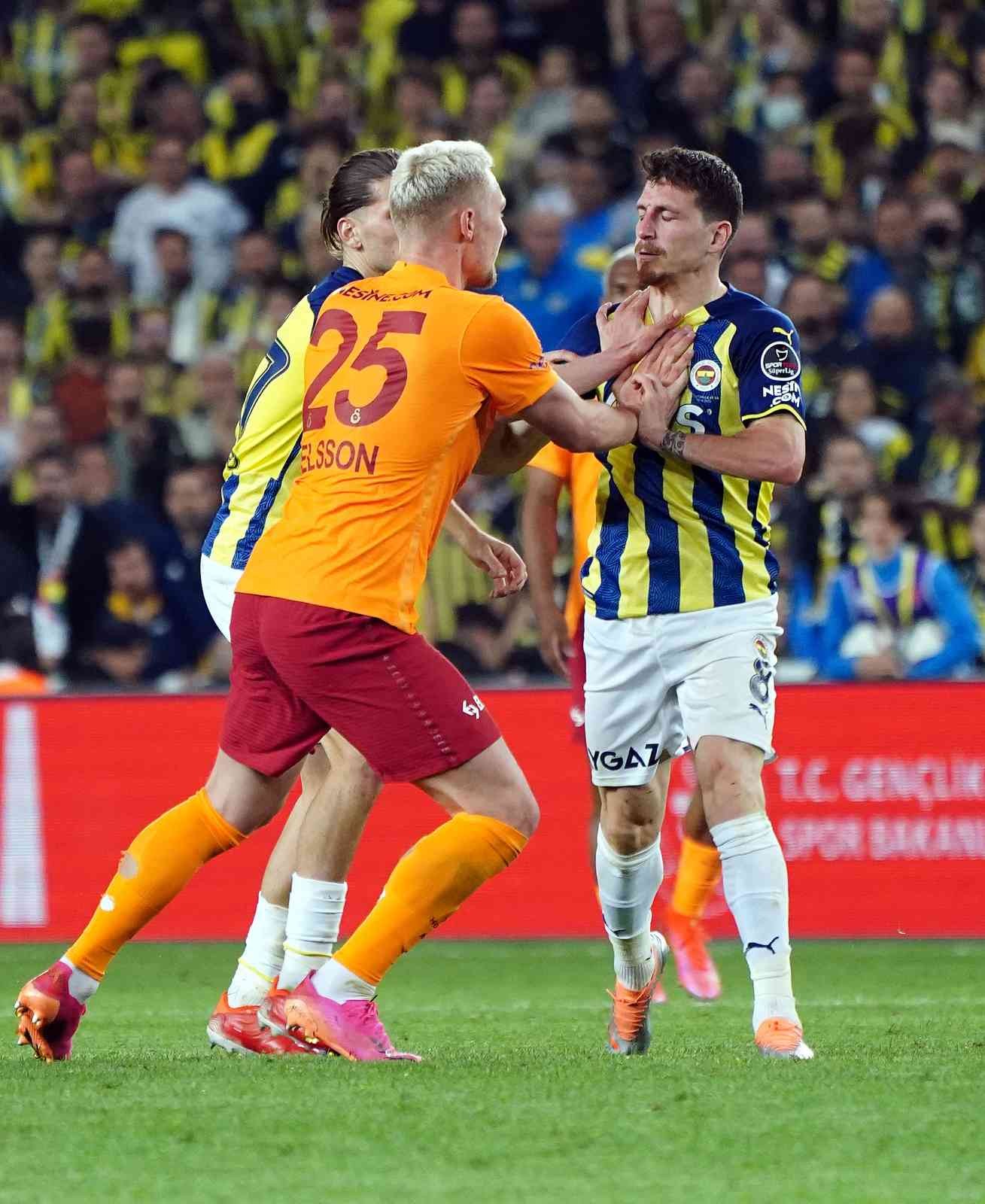 Spor Toto Süper Lig’in 32. haftasında Fenerbahçe, sahasında ezeli rakibi Galatasaray’ı konuk etti. Sarı-lacivertliler sahadan 2-0’lık galibiyetle ...