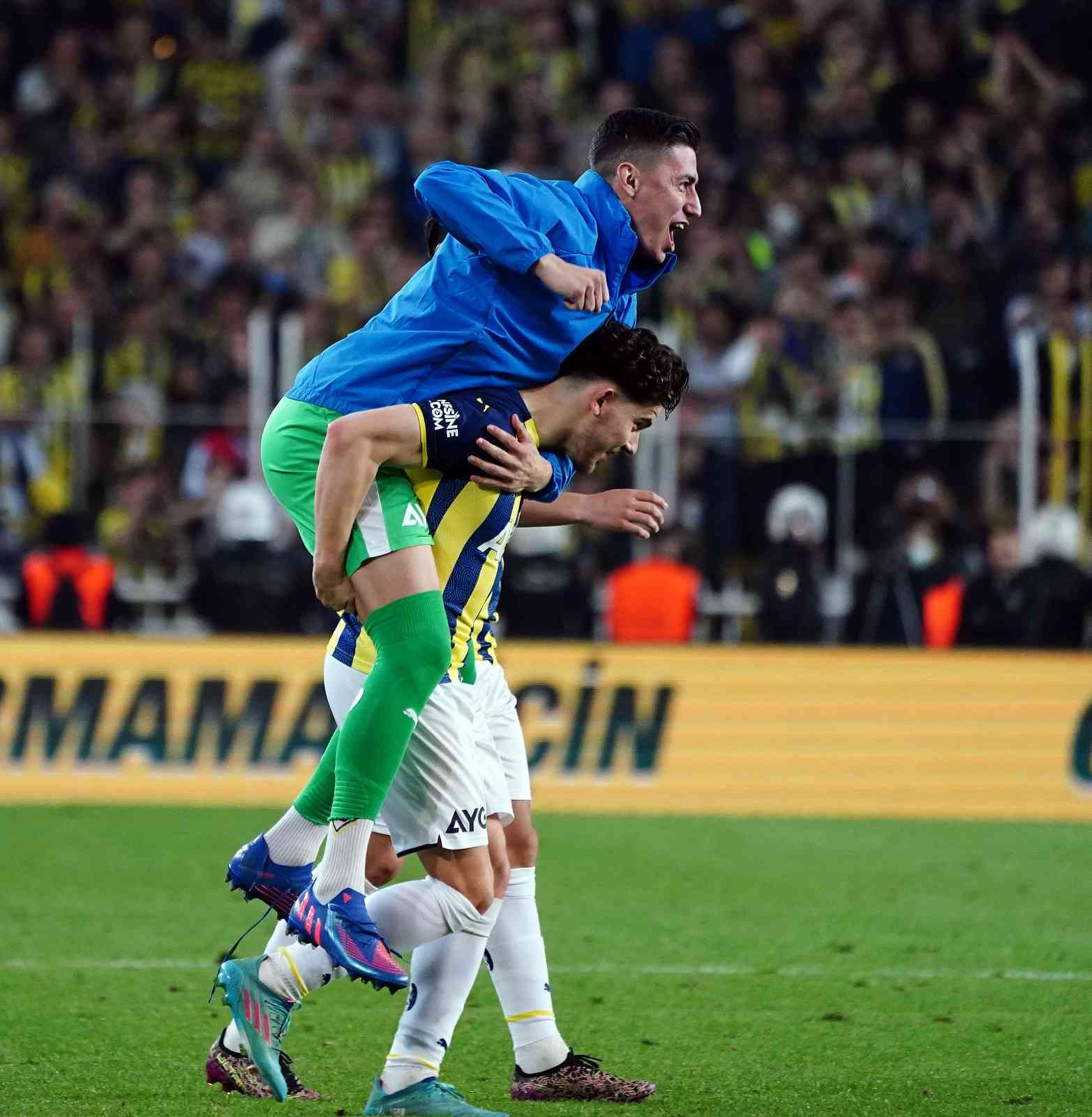 Spor Toto Süper Lig’in 32. haftasında Fenerbahçe, sahasında ezeli rakibi Galatasaray’ı konuk etti. Sarı-lacivertliler sahadan 2-0’lık galibiyetle ...