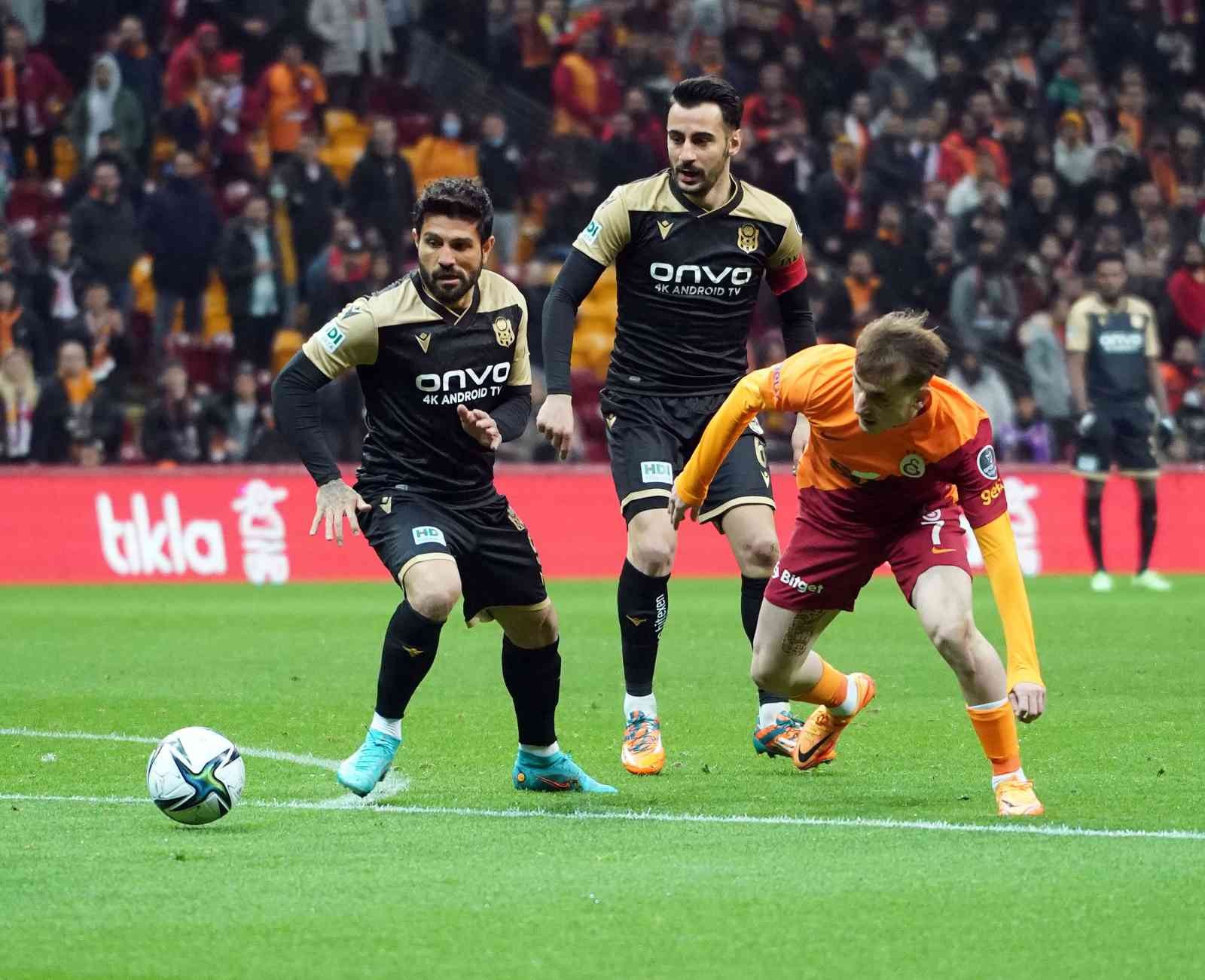 Spor Toto Süper Lig’in 33. haftasında Galatasaray, sahasında Çaykur Rizespor ile karşı karşıya geliyor. Müsabakanın ilk 20 dakikası 0-0’lık ...