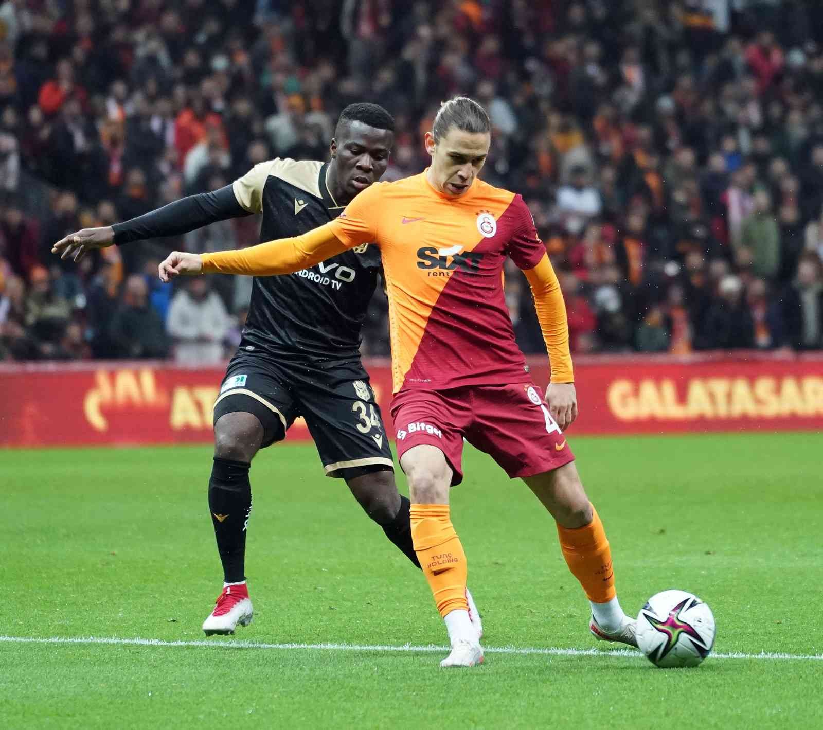 Spor Toto Süper Lig’in 33. haftasında Galatasaray, sahasında Çaykur Rizespor ile karşı karşıya geliyor. Müsabakanın ilk 20 dakikası 0-0’lık ...