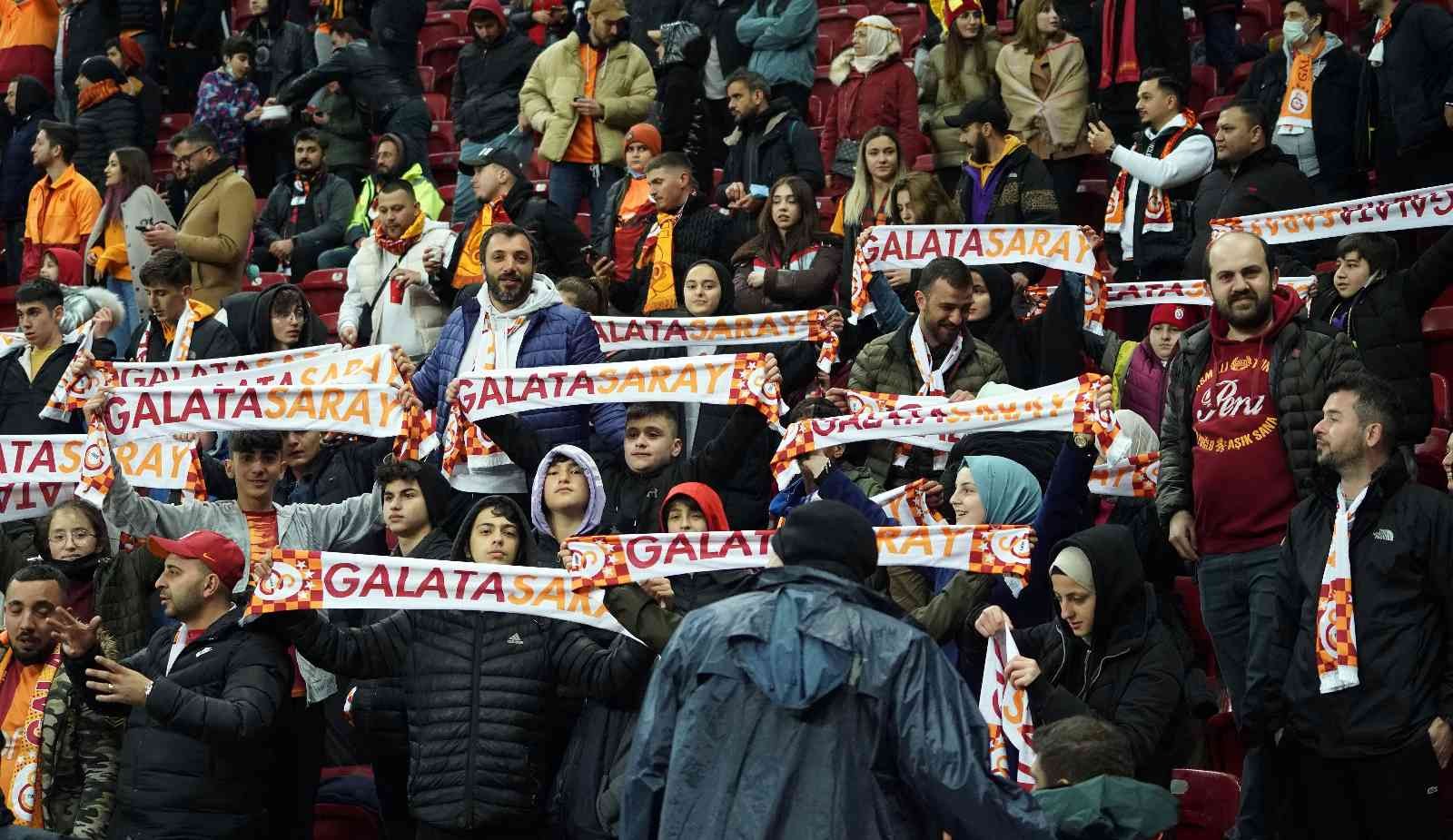 Spor Toto Süper Lig’in 33. haftasında Galatasaray, sahasında Çaykur Rizespor ile karşı karşıya geliyor. Müsabakanın ilk 20 dakikası 0-0’lık ...