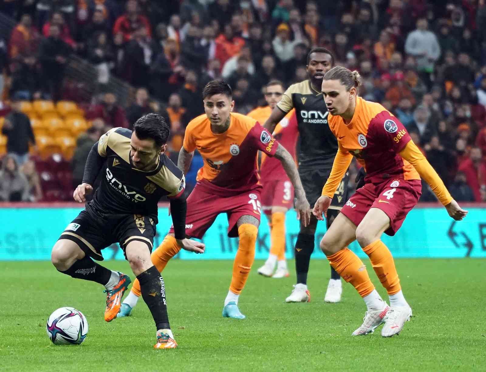 Spor Toto Süper Lig’in 33. haftasında Galatasaray, sahasında Çaykur Rizespor ile karşı karşıya geliyor. Müsabakanın ilk 20 dakikası 0-0’lık ...