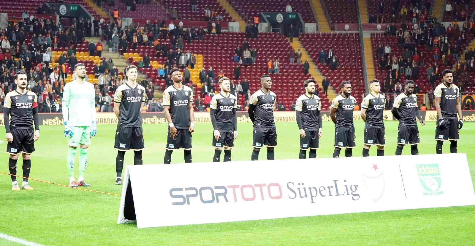 Spor Toto Süper Lig’in 33. haftasında Galatasaray, sahasında Çaykur Rizespor ile karşı karşıya geliyor. Müsabakanın ilk 20 dakikası 0-0’lık ...