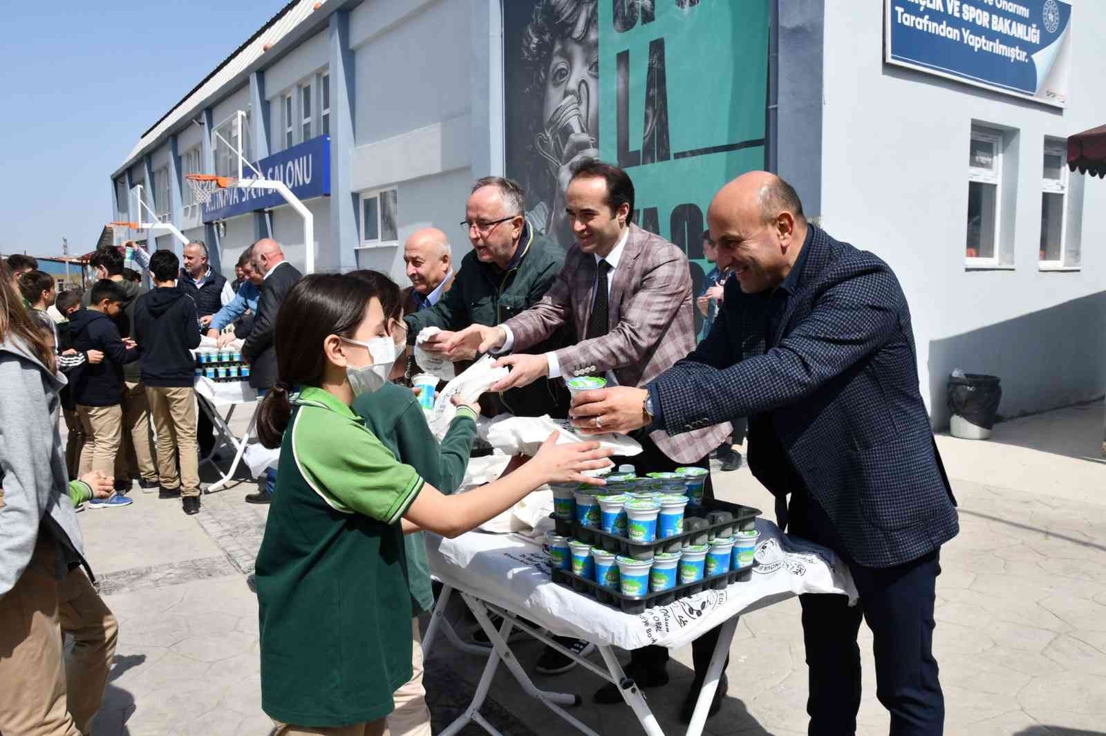 Yalova Altınova Belediye Başkanı Dr. Metin Oral, Altınova Kaytadere Anaokulu ve Altınova İmam Hatip Ortaokulu öğrencileriyle buluştu. Okul ...