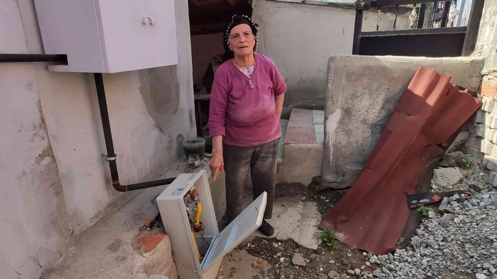 Sultangazi’de yaklaşık 100 binanın doğalgaz kutularında bulunan bakır topraklama çubuklarını çalan zanlılar, mahalleliyi şok etti. Polis ...