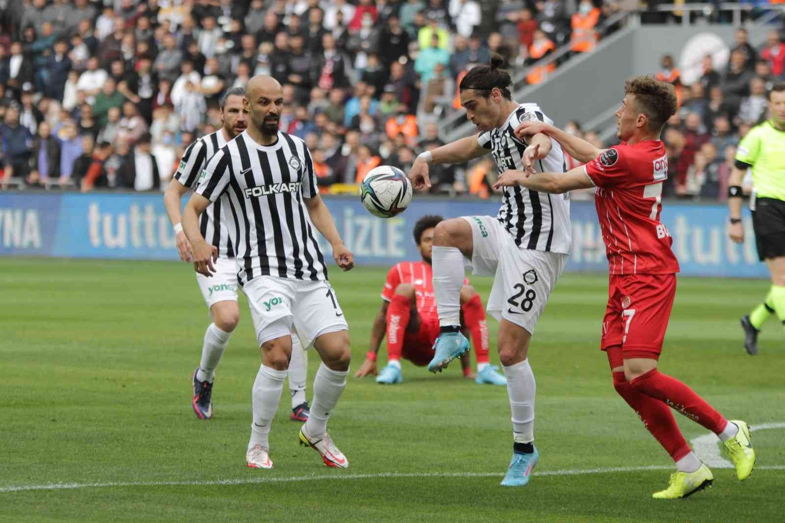 Süper Lig’de 31. hafta sonunda üst sıralarda rekabet artarken, küme düşme hattında yer alan takımların ise kayıpları sürüyor. Haftanın en golcü ...