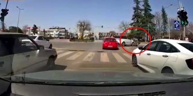 Sakarya’nın Adapazarı ilçesinde sinyalizasyon lambalarının yeşile dönmesiyle, sol şeritten sağa dönmek isteyen lüks cip, motosiklete çarptı. Cip ...