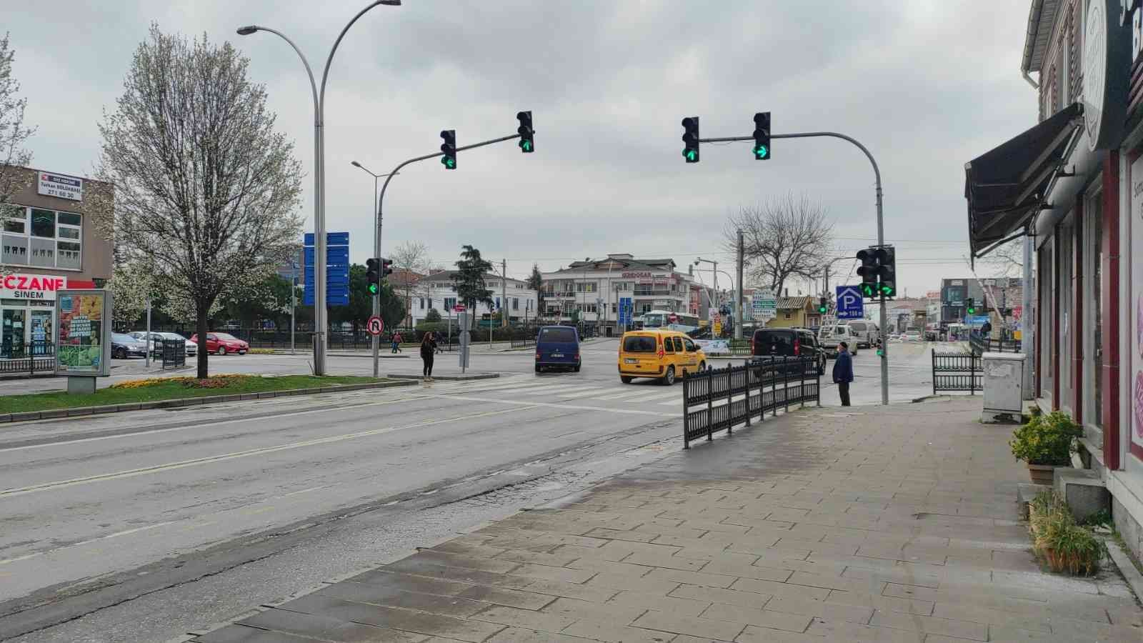 Sakarya’nın Adapazarı ilçesinde sinyalizasyon lambalarının yeşile dönmesiyle, sol şeritten sağa dönmek isteyen lüks cip, motosiklete çarptı. Cip ...