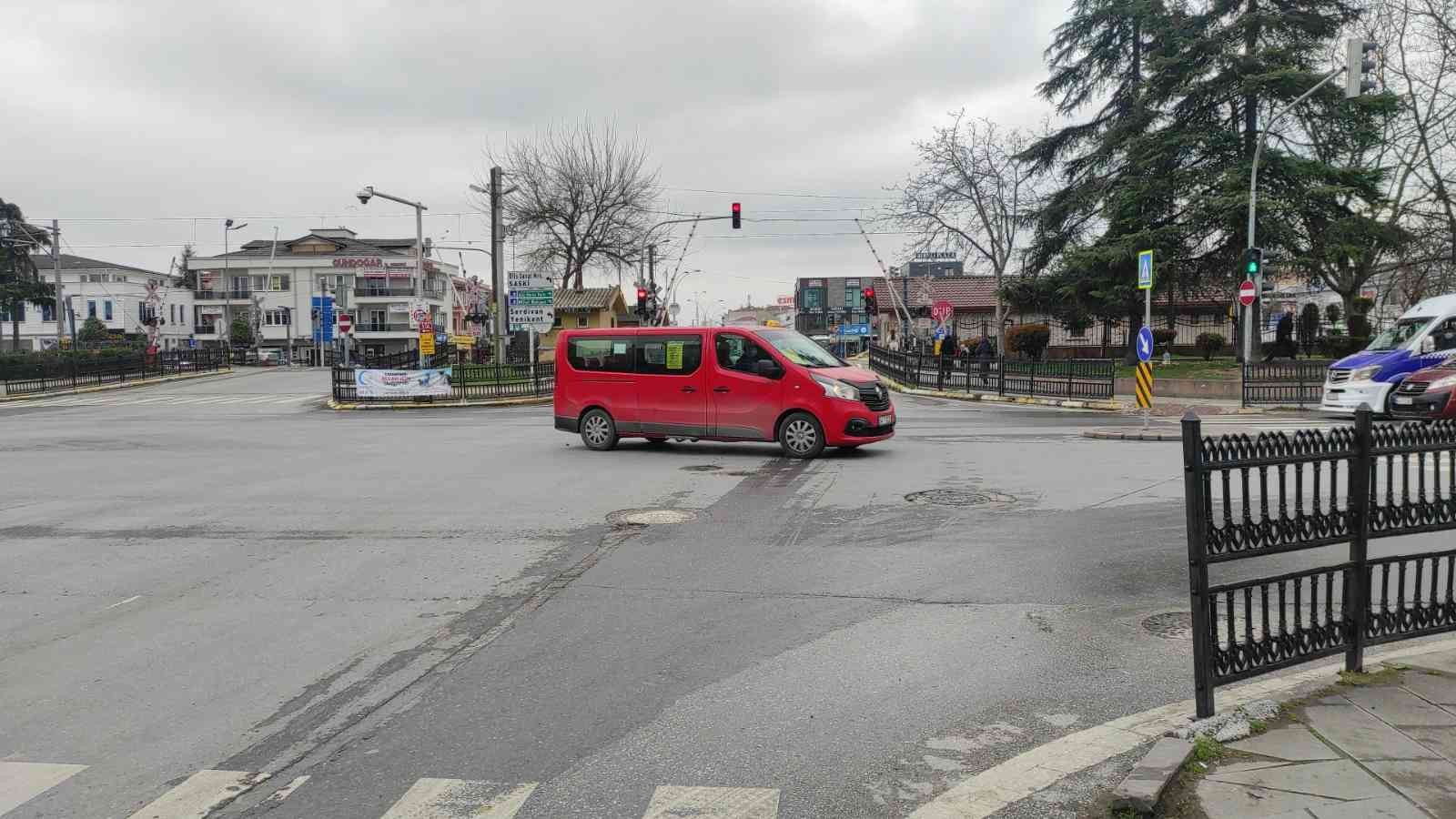 Sakarya’nın Adapazarı ilçesinde sinyalizasyon lambalarının yeşile dönmesiyle, sol şeritten sağa dönmek isteyen lüks cip, motosiklete çarptı. Cip ...