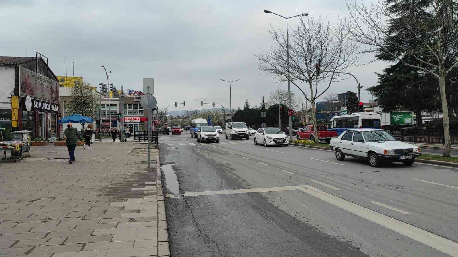 Sakarya’nın Adapazarı ilçesinde sinyalizasyon lambalarının yeşile dönmesiyle, sol şeritten sağa dönmek isteyen lüks cip, motosiklete çarptı. Cip ...