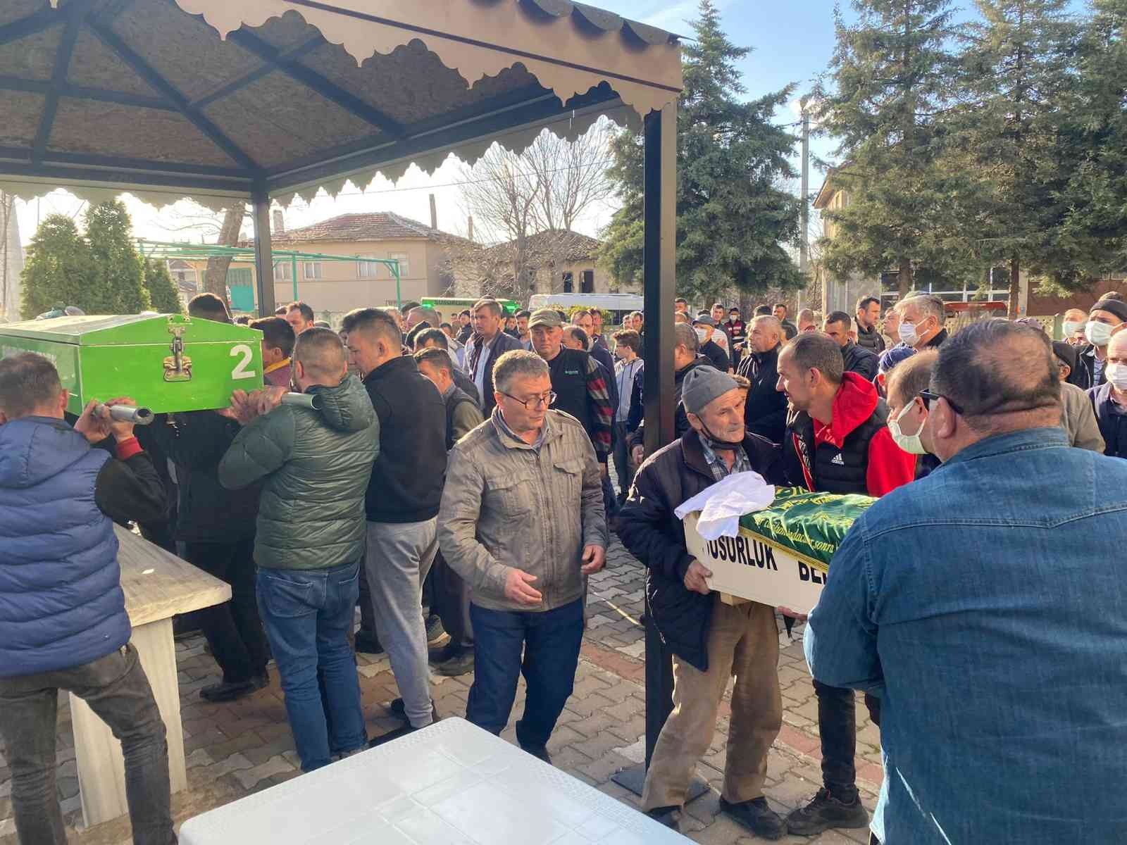 Balıkesir’in Susurluk ilçesinde bir evde ölü olarak bulunan anne Bilge A. (33) ile oğlu Muhammet A. (3) kılınan cenaze namazı sonrası son ...