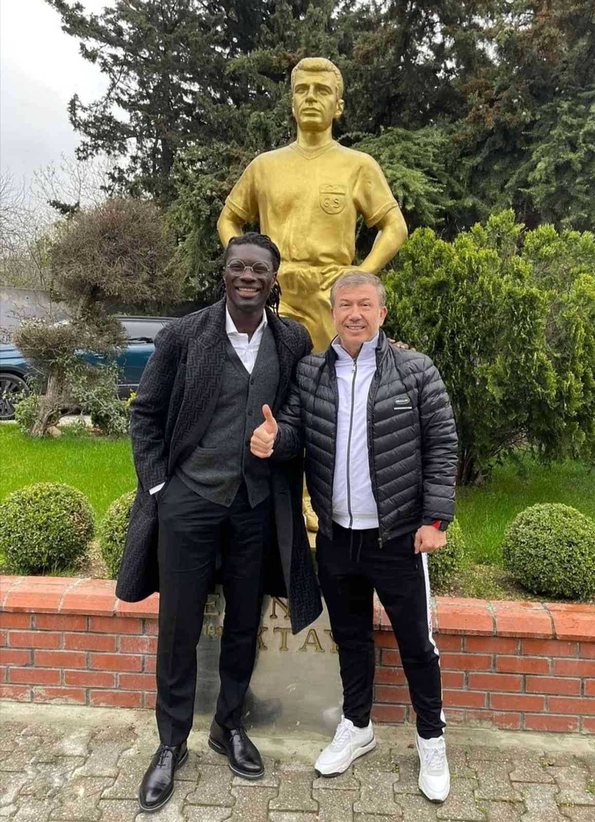 Dün Florya Metin Oktay Tesisleri’ni ziyaret eden ve Galatasaray’ın golcü oyuncusu Bafetimbi Gomis ile bir araya gelen sarı-kırmızılıların efsane ...