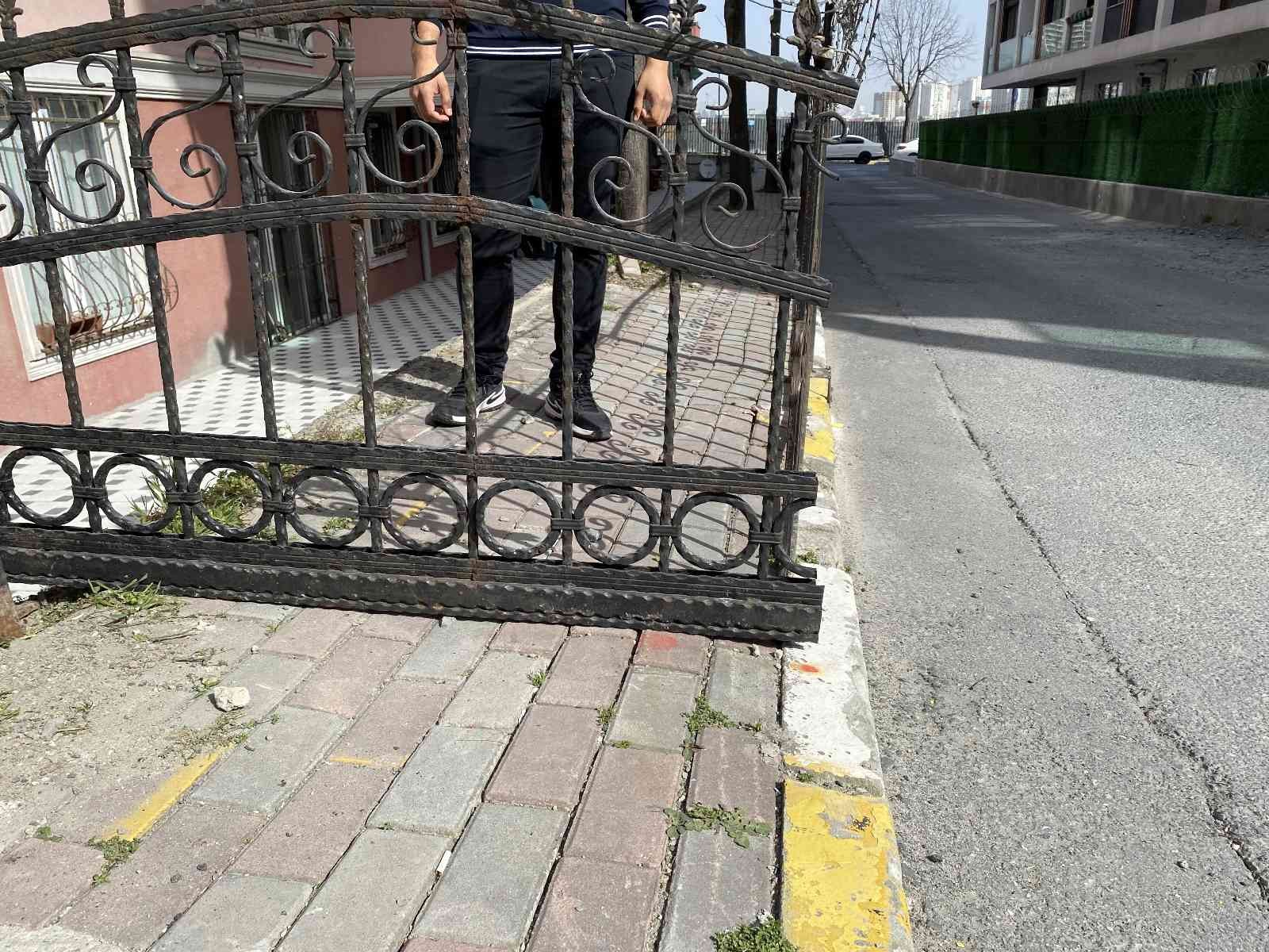 Beylikdüzü’nde 11 yıl önce kaldırım olarak kullanılan yerin kendilerine ait olduğunu öğrenen site sakinleri, belediyeye başvurduktan sonra alanı ...