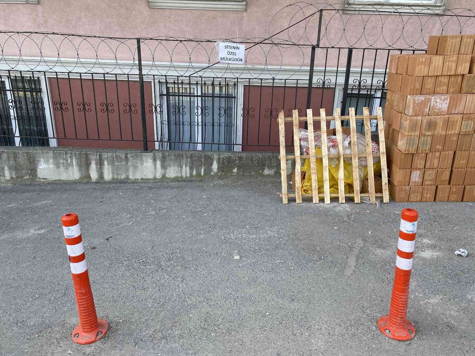 Beylikdüzü’nde 11 yıl önce kaldırım olarak kullanılan yerin kendilerine ait olduğunu öğrenen site sakinleri, belediyeye başvurduktan sonra alanı ...