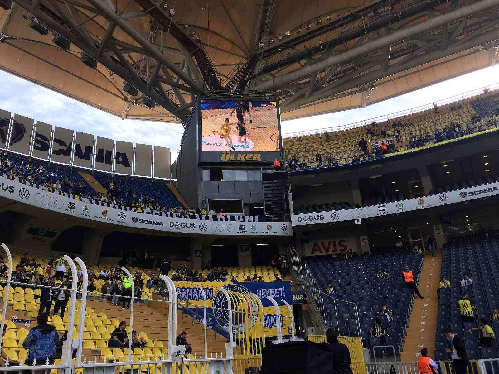 Fenerbahçe-Galatasaray derbisine taraftarlar yoğun ilgi gösterdi. Maçın tüm biletleri tükenirken, havanın güzel olmasını fırsat bilen taraftarlar ...