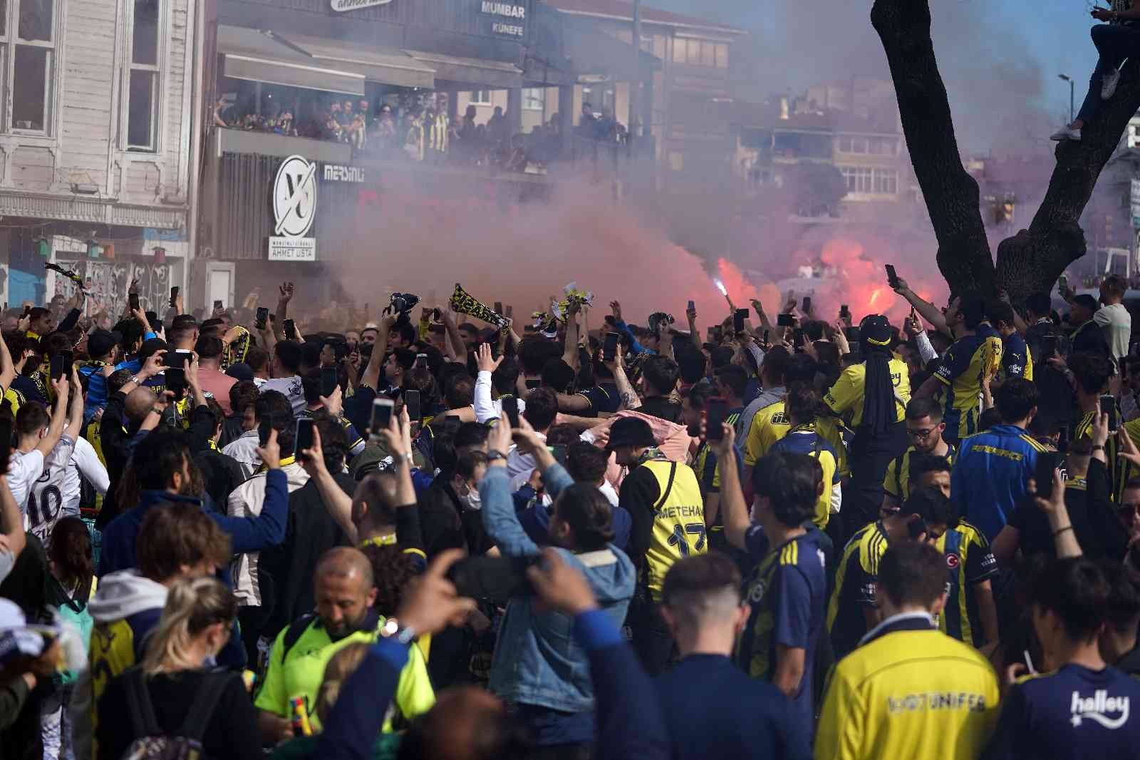 Fenerbahçe-Galatasaray derbisine taraftarlar yoğun ilgi gösterdi. Maçın tüm biletleri tükenirken, havanın güzel olmasını fırsat bilen taraftarlar ...