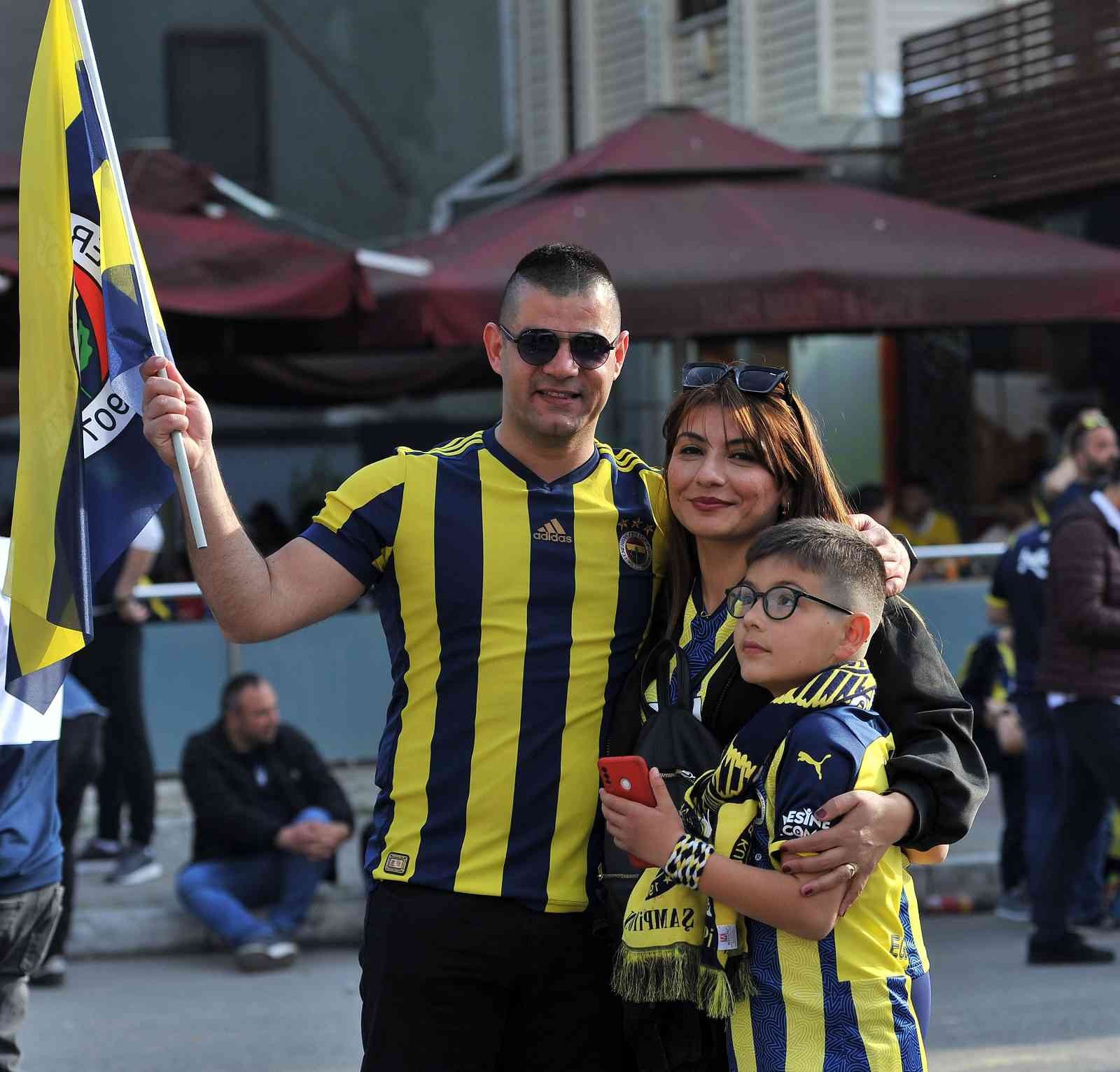 Fenerbahçe-Galatasaray derbisine taraftarlar yoğun ilgi gösterdi. Maçın tüm biletleri tükenirken, havanın güzel olmasını fırsat bilen taraftarlar ...