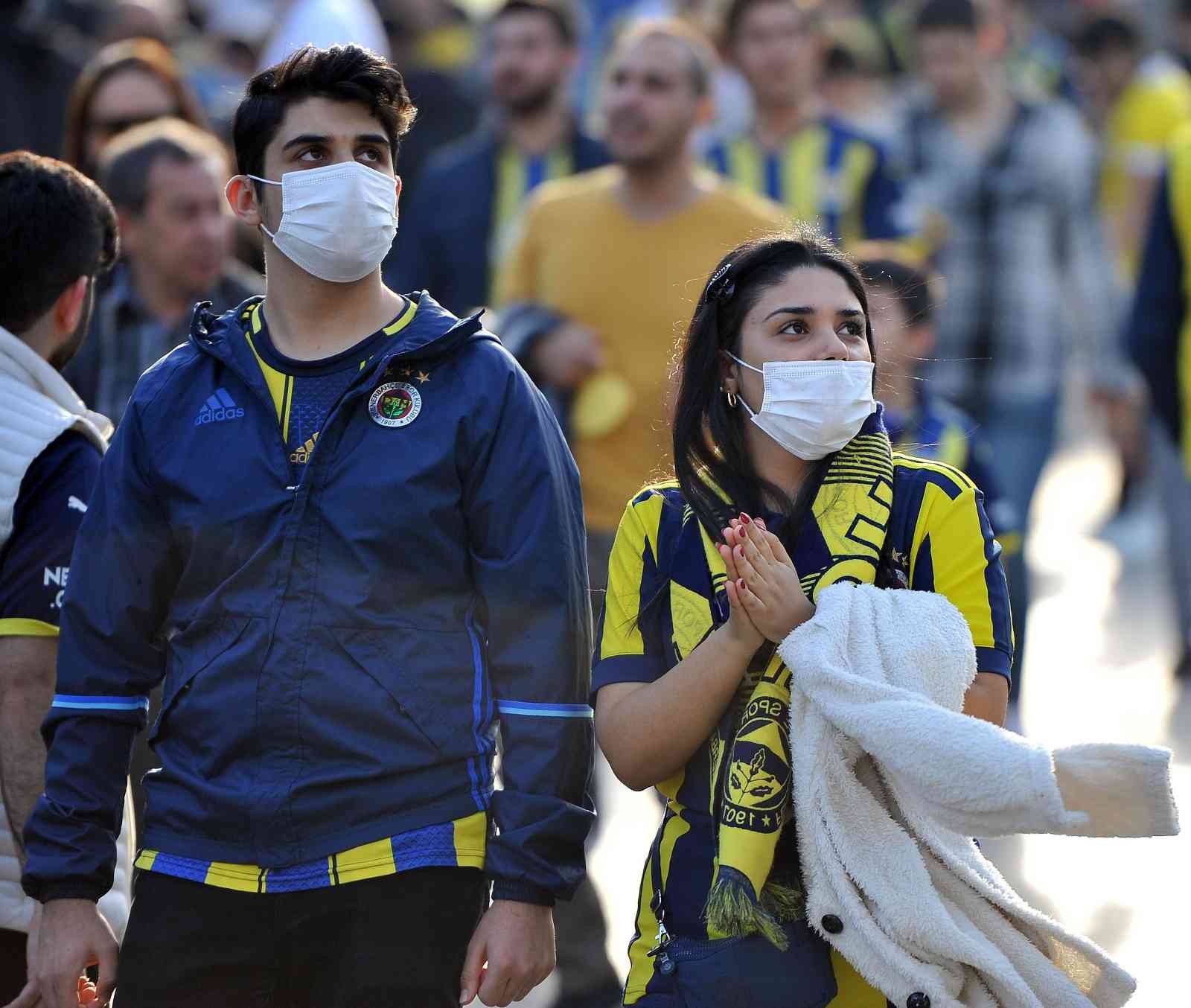 Fenerbahçe-Galatasaray derbisine taraftarlar yoğun ilgi gösterdi. Maçın tüm biletleri tükenirken, havanın güzel olmasını fırsat bilen taraftarlar ...