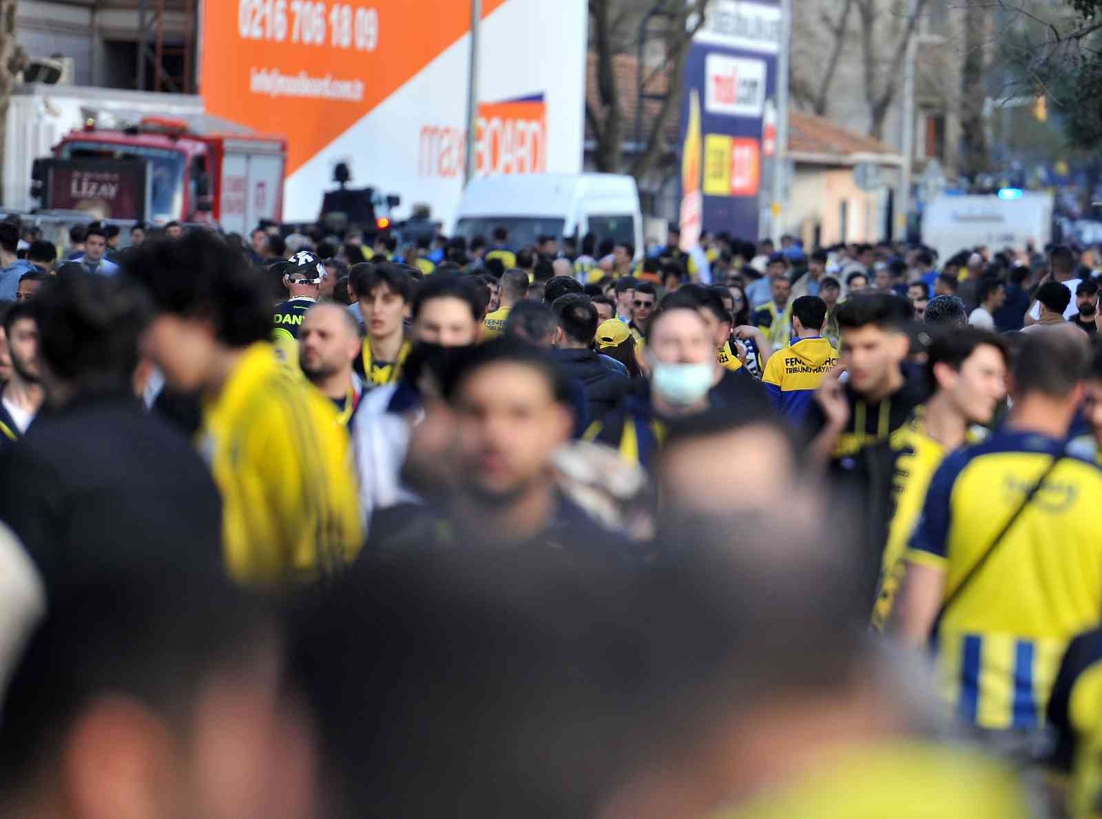 Fenerbahçe-Galatasaray derbisine taraftarlar yoğun ilgi gösterdi. Maçın tüm biletleri tükenirken, havanın güzel olmasını fırsat bilen taraftarlar ...