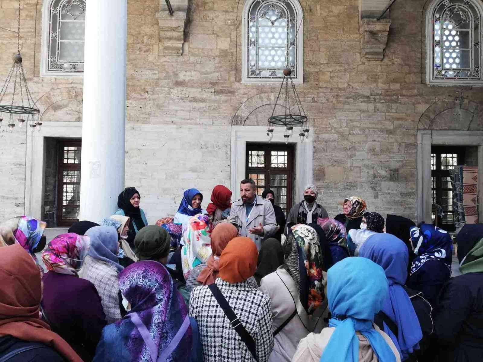 Bağcılar Belediyesi’nce gerçekleştirilen etkinlikte ilçe sakini kadınlar, Sultanahmet Camisi, Eyüp Sultan Camisi, Ayasofya-i Kebir Camisi’ni ...