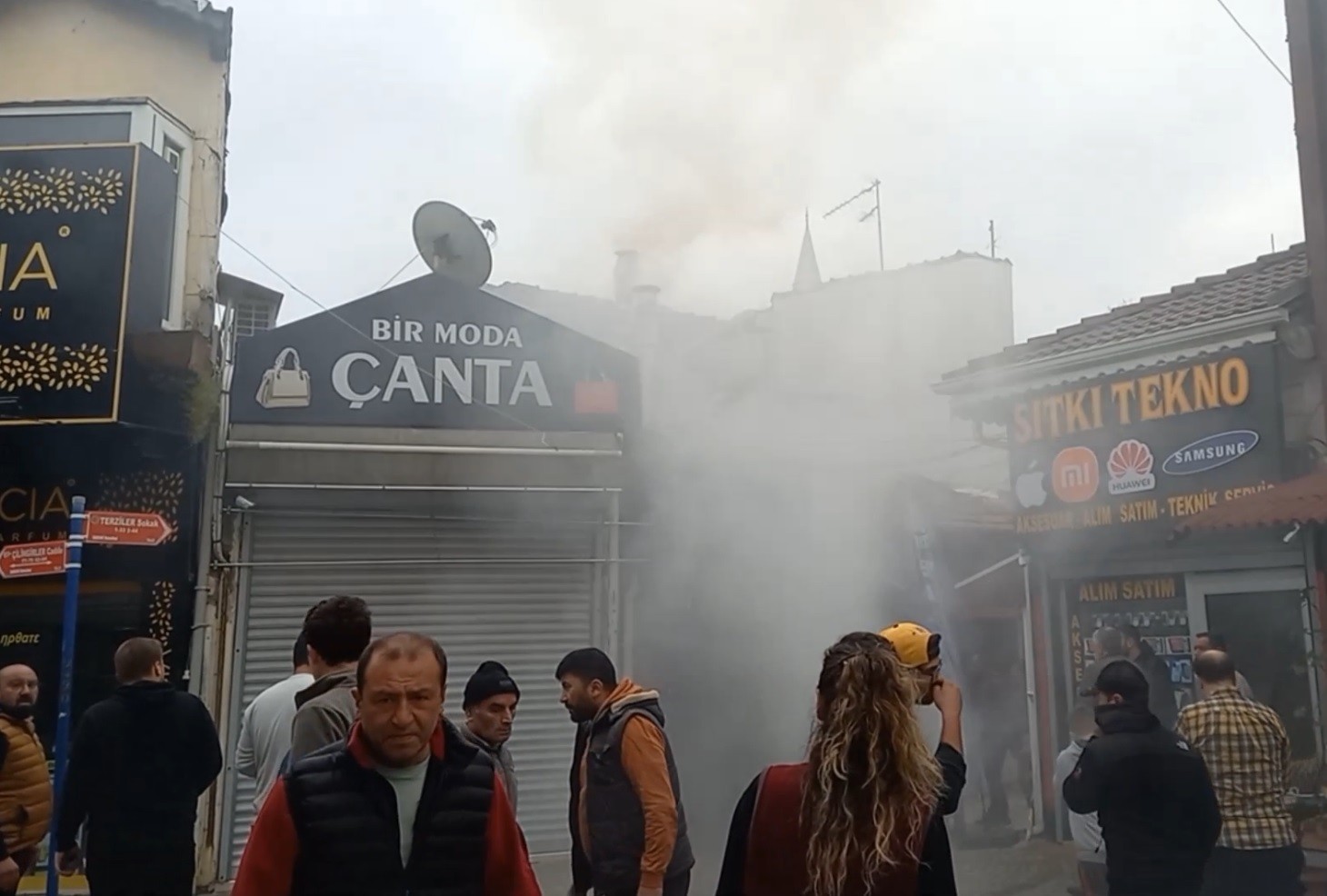 Edirne’de tarihi handa bulunan bir iş yerinin bacasında çıkan yangın kısa sürede söndürülürken, bir anda her yeri kaplayan duman korku dolu anlar ...