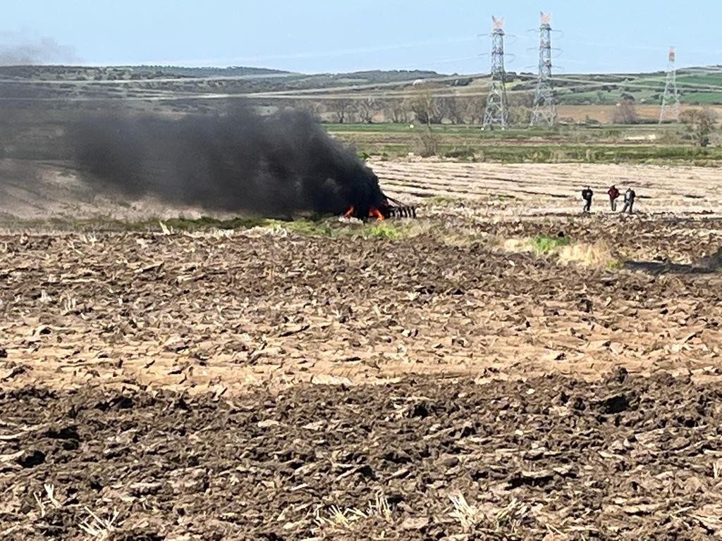 Çanakkale’nin Biga ilçesine tarlada bulunan bir traktör yanarak kullanılamaz hale geldi. bağlı Bekirli köyü beyoba mevkiinde çalışan traktör ...