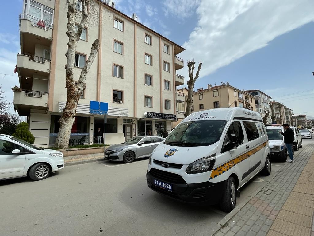 Yalova’da tartıştığı arkadaşı tarafından boğazı cam parçasıyla kesilen 21 yaşındaki İbrahim Karakılıç, kaldırıldığı hastanede hayatını kaybetti ...