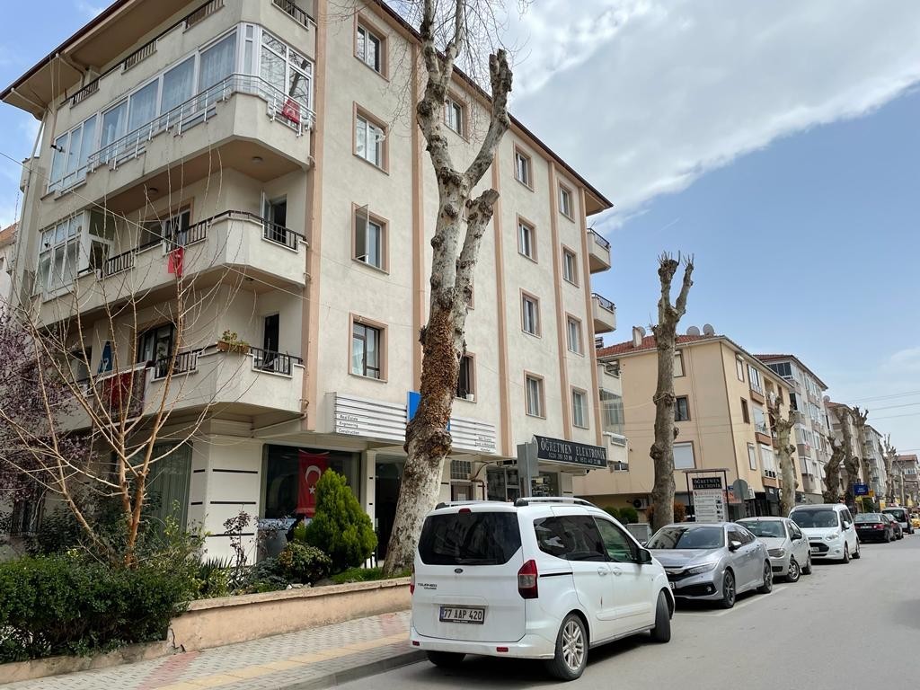 Yalova’da tartıştığı arkadaşı tarafından boğazı cam parçasıyla kesilen 21 yaşındaki İbrahim Karakılıç, kaldırıldığı hastanede hayatını kaybetti ...