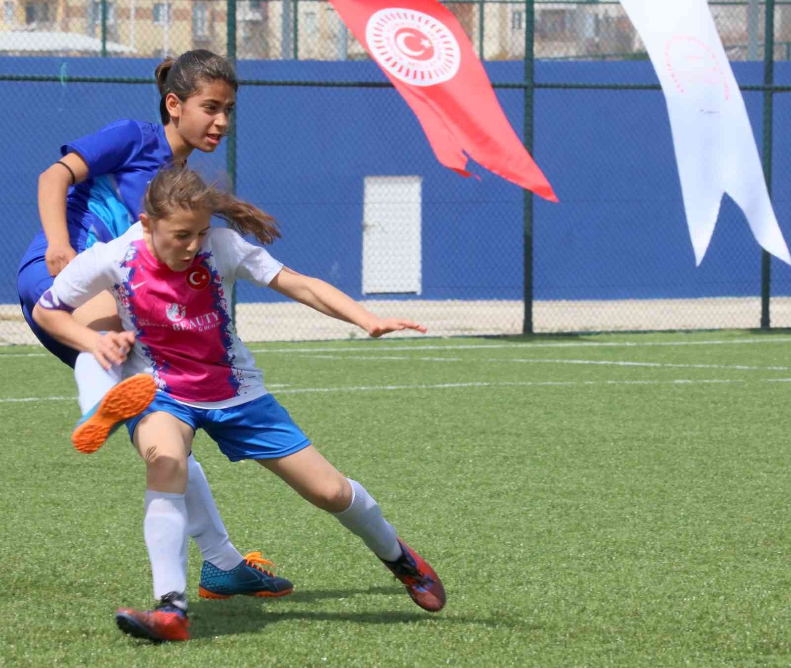 Türkiye Büyük Millet Meclisi’nin öncülüğünde Gençlik ve Spor Bakanlığı iş birliğiyle düzenlenen “TBMM 23 Nisan Futbol Turnuvası” Mahallede Maç ...